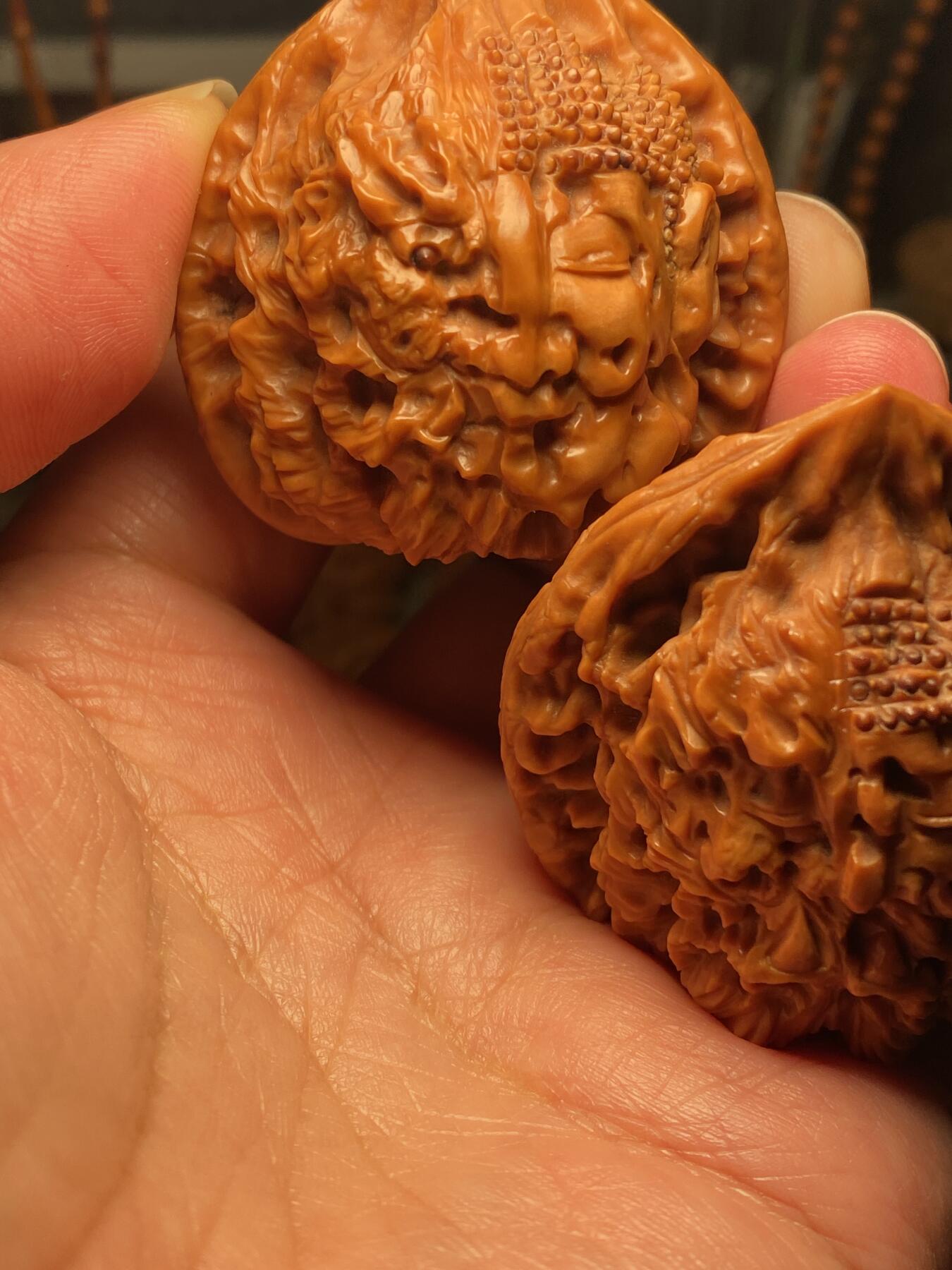 核舟记发源地苏州舟山核雕年末放漏 福利苏工核雕，纯手工雕刻,核桃一念之间，个性十足，等待有缘人，市场无同款，尺寸4。6喜欢的来