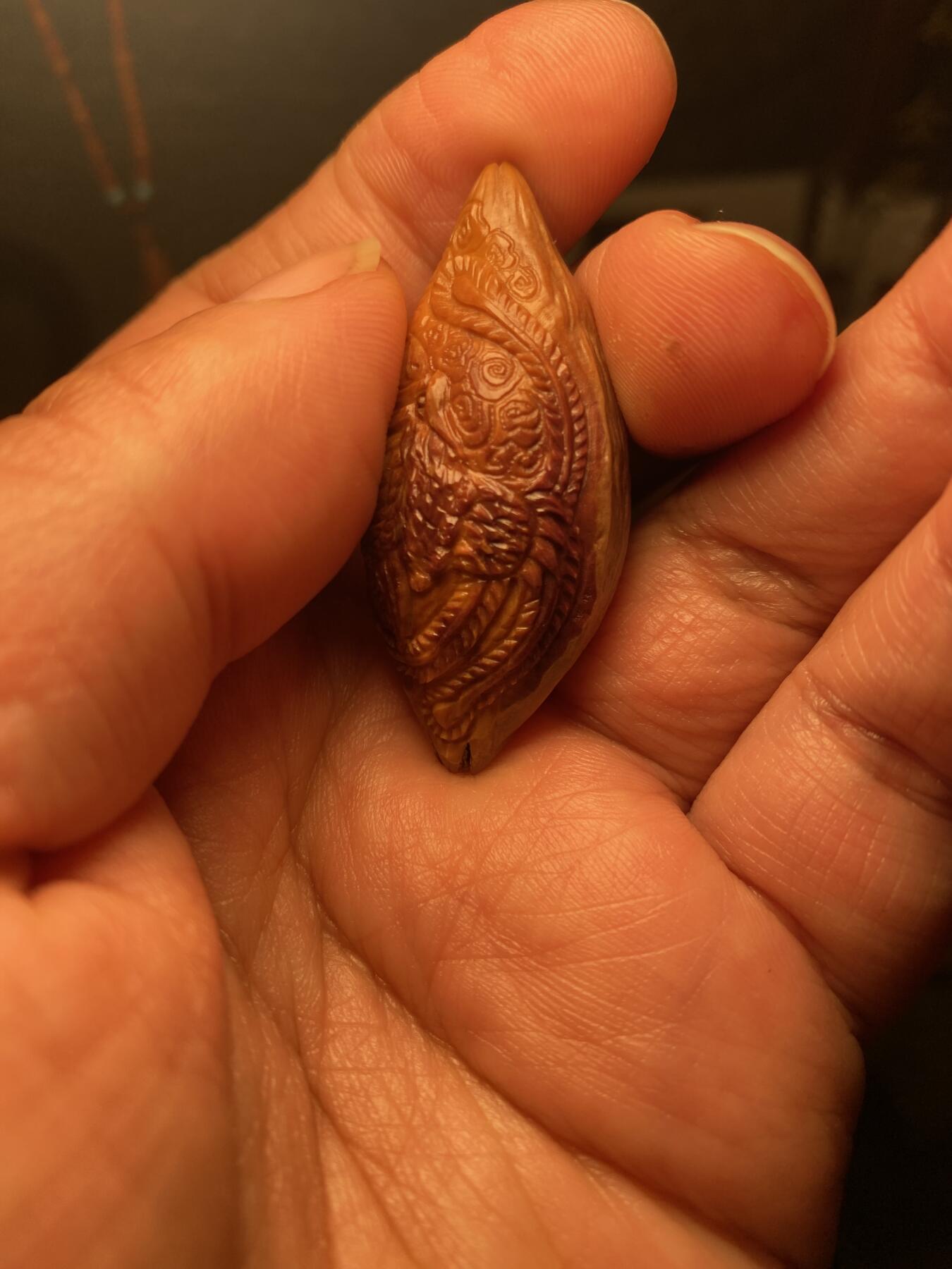 核舟记发源地苏州舟山核雕年末放漏 福利苏工核雕，纯手工雕刻，四花紫皮核凤舞九天，个性十足，紫气祥瑞，等待有缘人，市场无同款，尺寸2。3x4。8喜欢的来