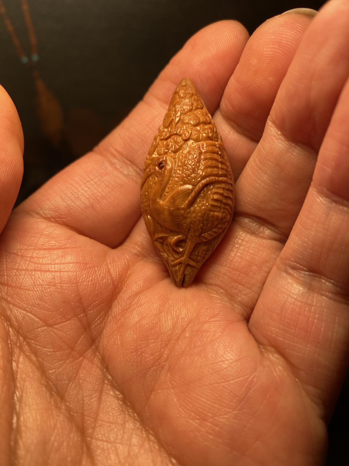 核舟记发源地苏州舟山核雕年末放漏 福利苏工核雕，纯手工雕刻，四花松鹤延年，个性十足，等待有缘人，市场无同款，尺寸2。2x4.7喜欢的来