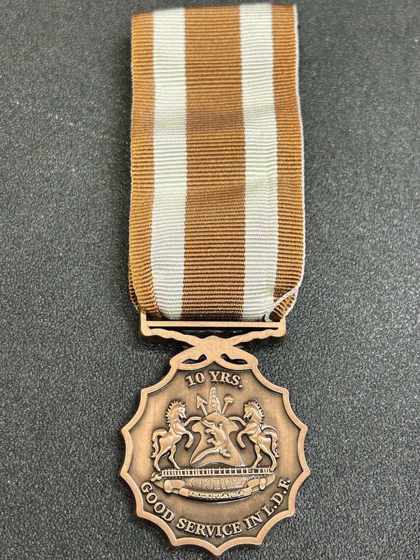 西秦中古拍卖第七十五期 稀少 非洲斯威士兰王国10年良好服役奖章 