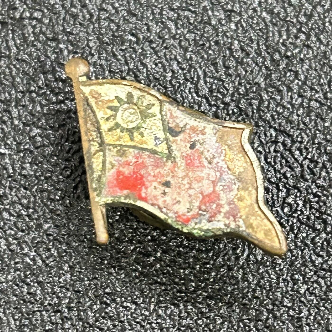 西秦中古拍卖第七十五期 民国时期 中国国旗证章 铜珐琅