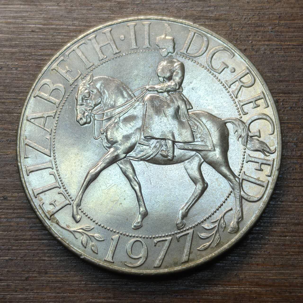 【铜匠收藏】★第146★散币专场 不寄存，30包邮。不满30元，支付5元运费。《接受代拍 代送NGC评级》 4【无寄存】1977年英国1克朗伊丽莎白女王登基25周年纪念币