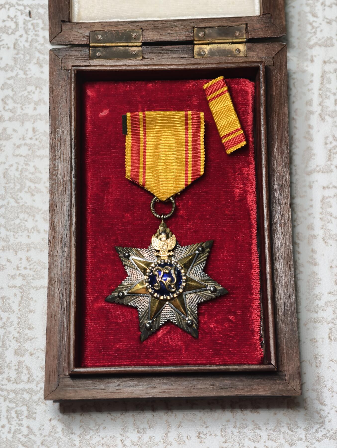 2026年2月8日拍卖 日本外交官印尼之星三等勋章勋记一套（印尼总统苏加诺亲签）