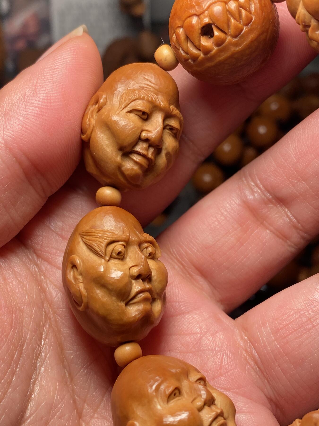 核舟记发源地苏州舟山核雕年末放漏 福利苏工核雕，纯手工雕刻,七星罗汉，个性十足，等待有缘人，市场无同款，尺寸2。15x2.6喜欢的来