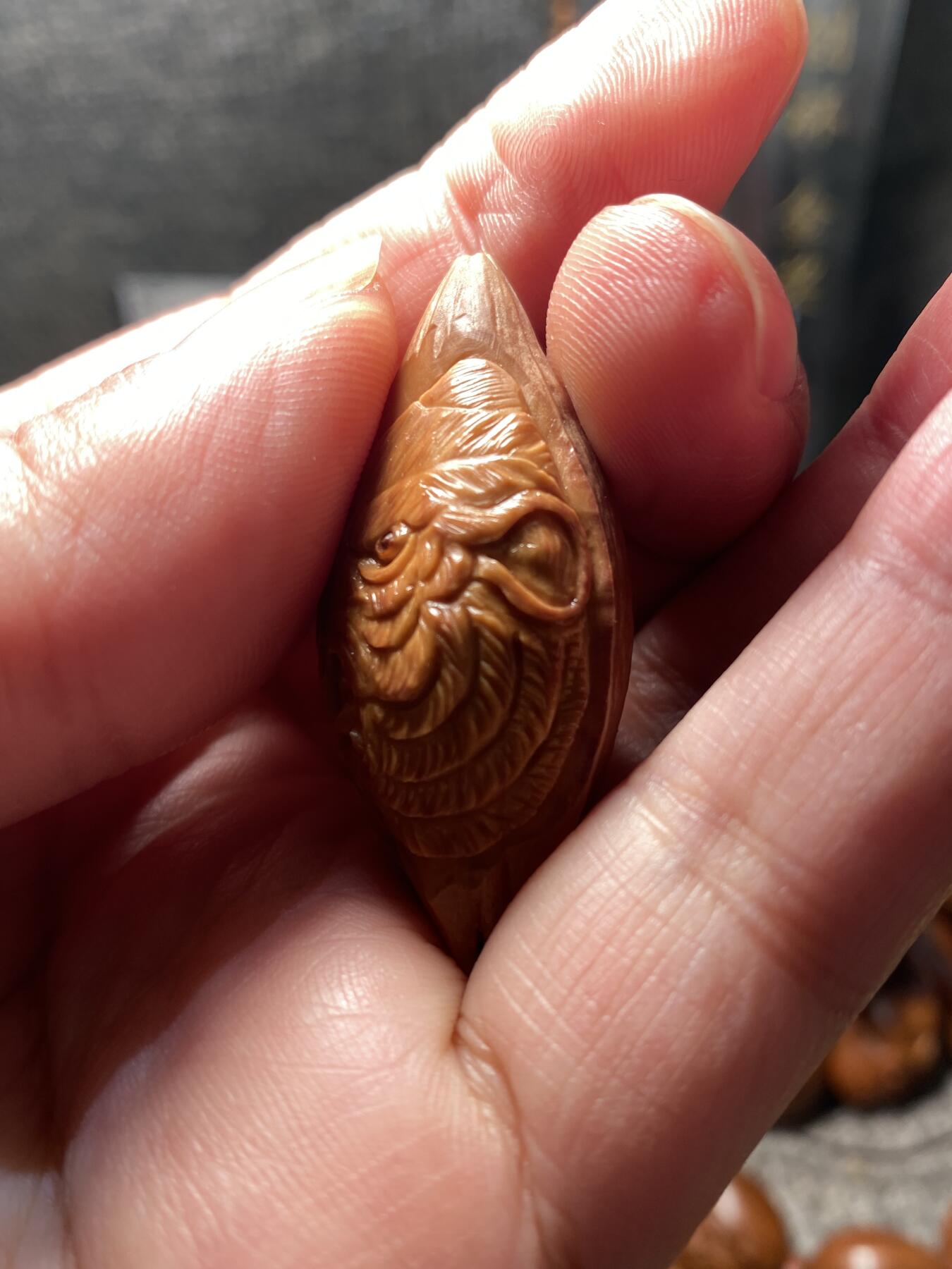 核舟记发源地苏州舟山核雕年末放漏 福利苏工核雕，纯手工雕刻,虎虎生威，君临天下，个性十足，等待有缘人，市场无同款，尺寸2。2x4.55喜欢的来