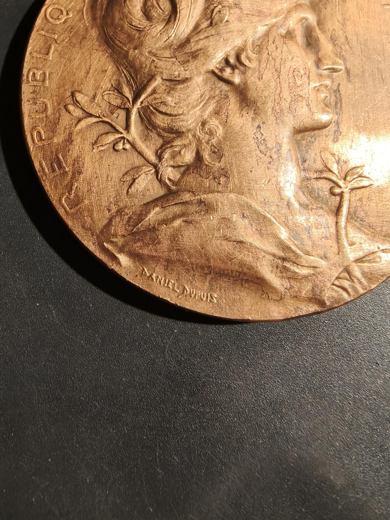 老王徽章第180期 法国巴黎1889博览会大铜章    大师Danniel Dupuis作品     原盒     直径64mm     重量100.8g     直径