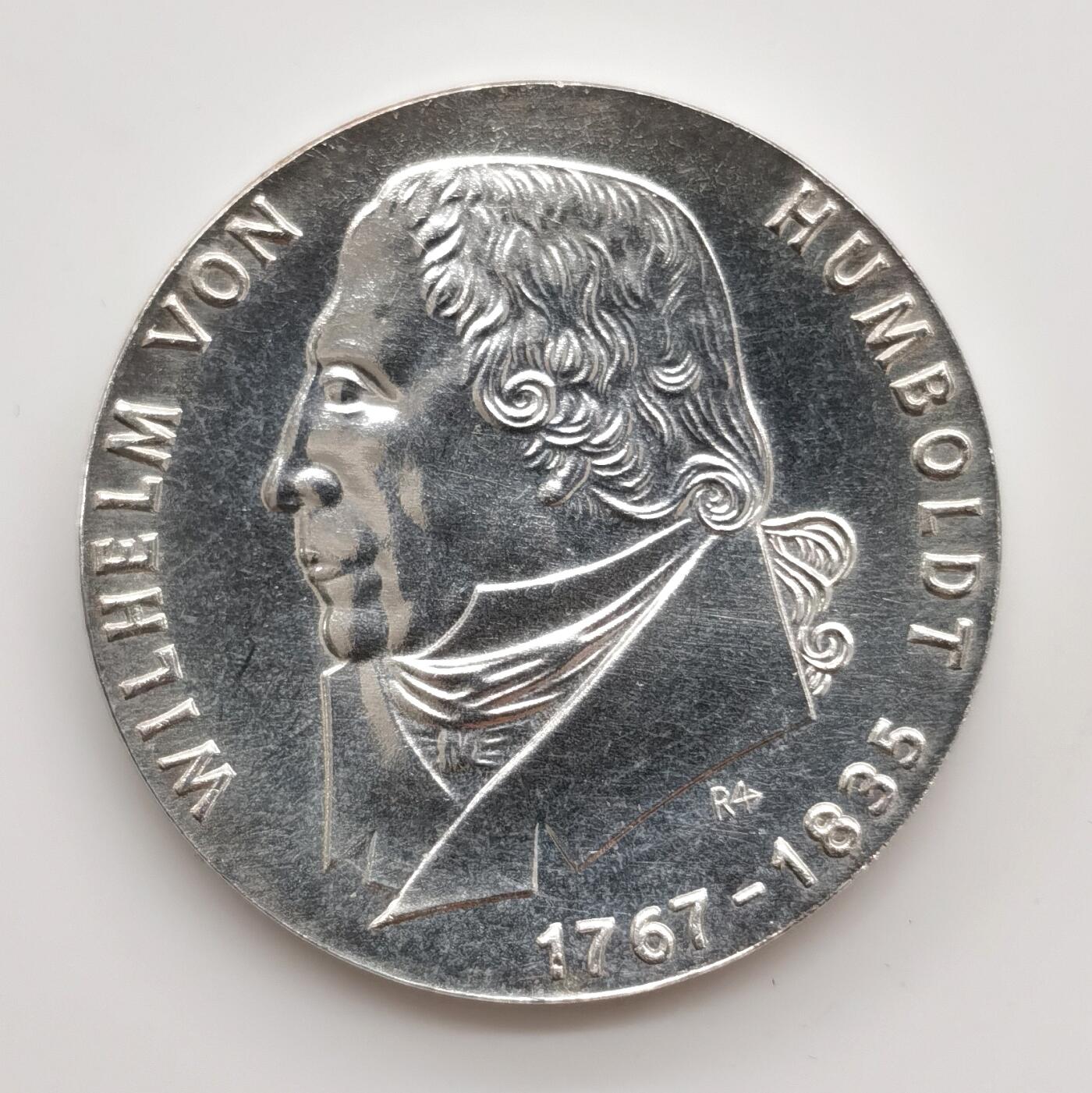 博洋堂“心向春光”2月精品大拍专场暨第160期（全场包邮） 东德1967年洪堡诞辰200周年20马克纪念银币UNC，直径33mm，重20.9克，800银，发行量97050枚。原汁原味，币面清爽干净又舒适，状态极佳，东德纪念银币发行量少，潜力股，不妨试试送评N，P盒搏高分。