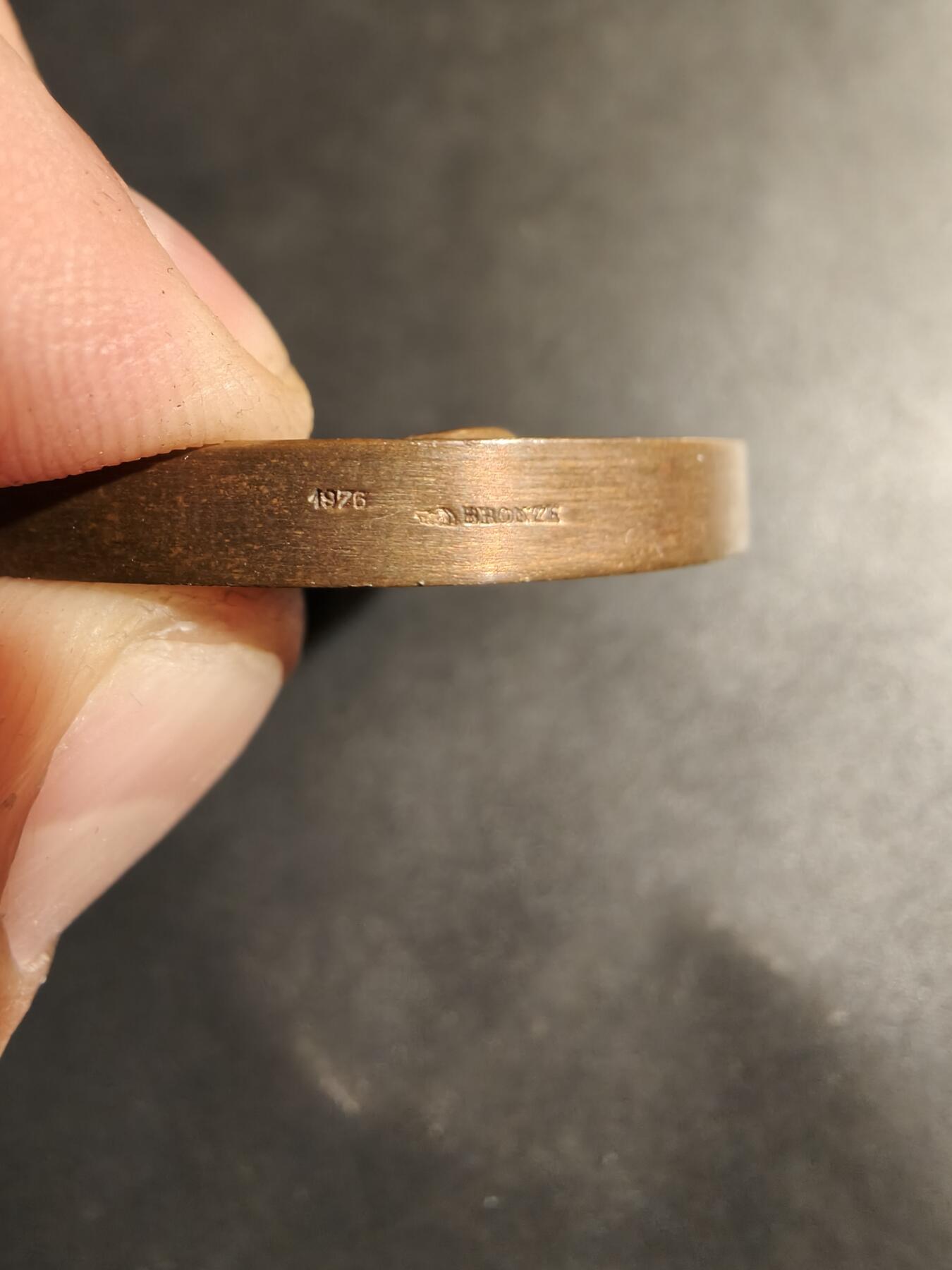 老王徽章第180期 法国劳动部国家福利基金会大铜章     直径50mm    重量68.2g