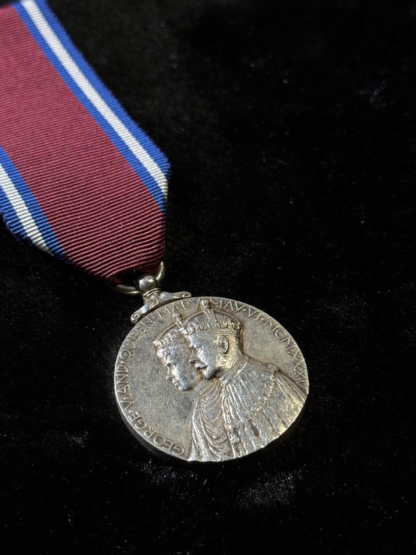 欢庆春节！戎马世界章牌大赏第111期春节大拍 英国乔治五世加冕25周年奖章，银制