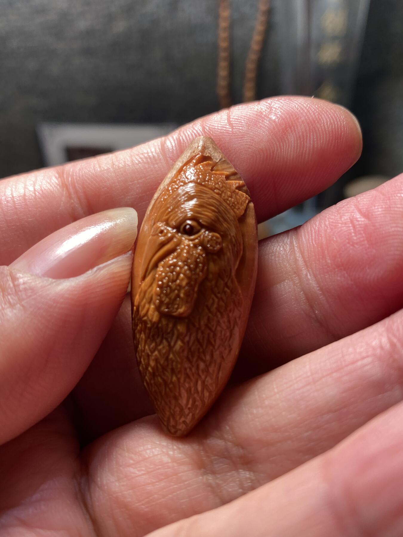 核舟记发源地苏州舟山核雕年末放漏 福利苏工核雕，纯手工雕刻,二花鸿运当头，大吉大利个性十足，等待有缘人，市场无同款，尺寸1。78x4。2喜欢的来