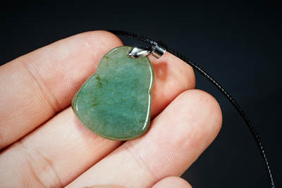 上海都达杂项专场90【全场包邮】  天然冰绿种翡翠（A货）精雕《佛公》挂件 90-100