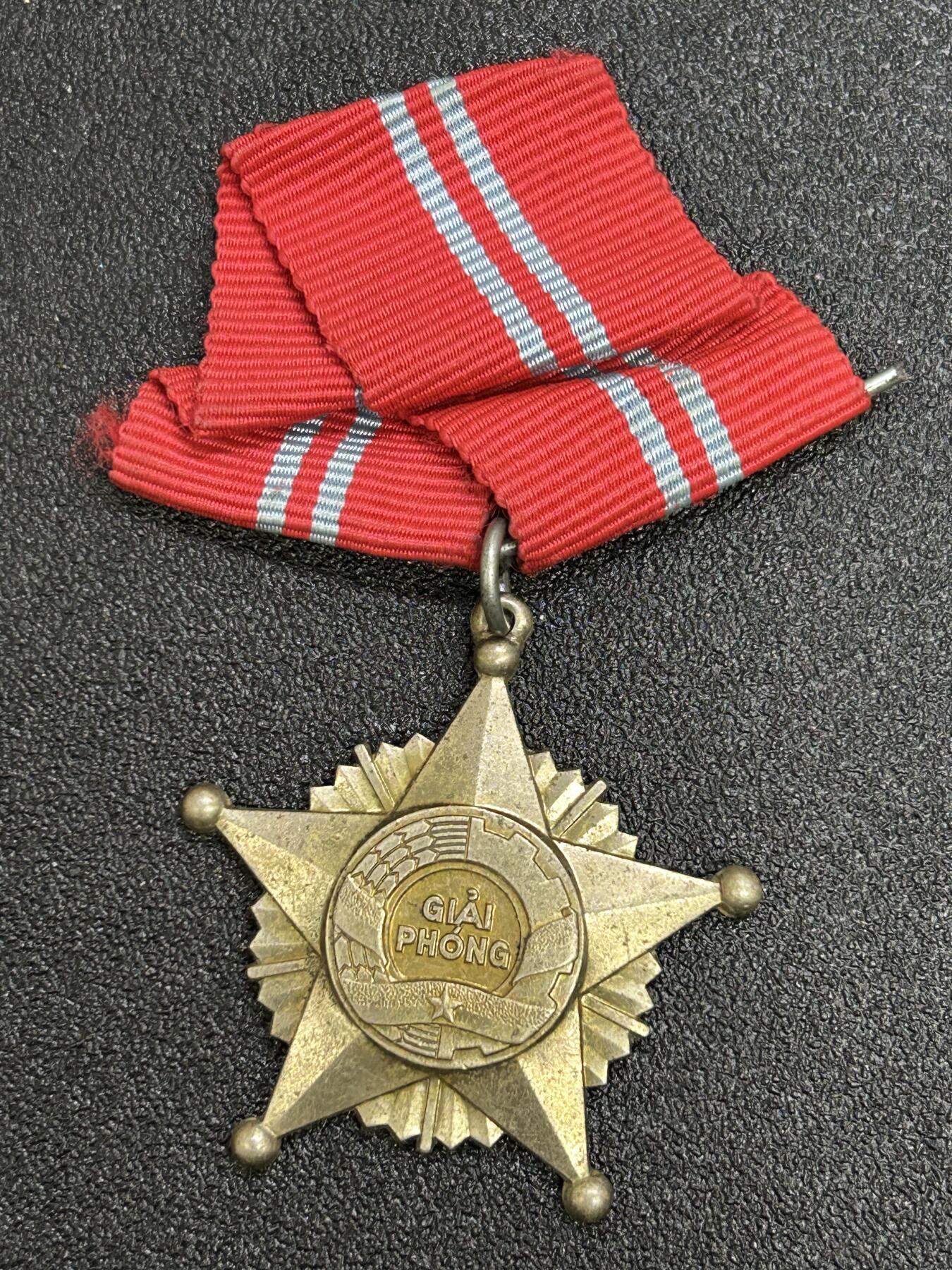 西秦中古拍卖第七十五期 越南二级解放勋章 东德代工版