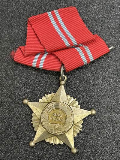 西秦中古拍卖第七十五期 - 越南二级解放勋章 东德代工版