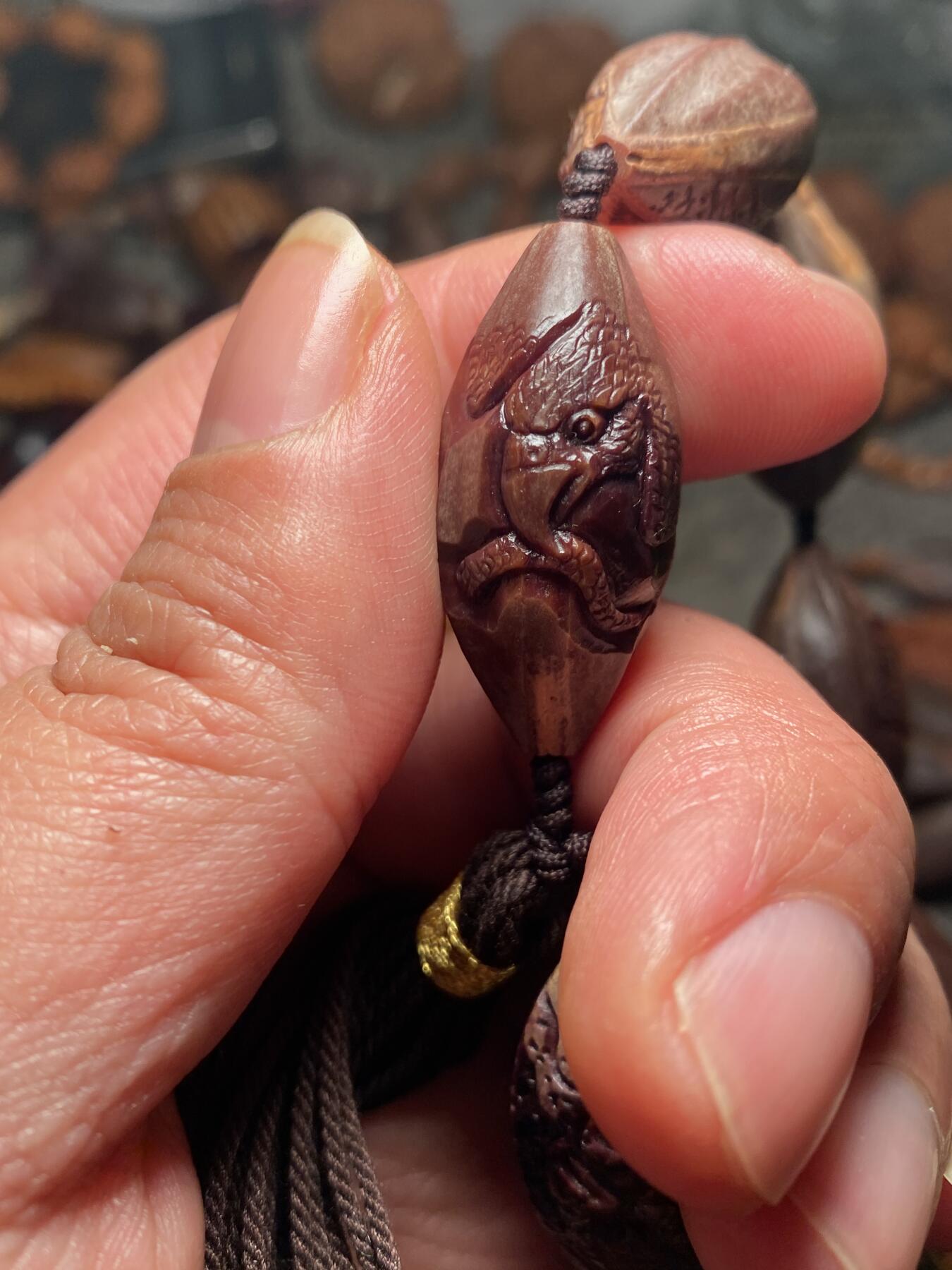 核舟记发源地苏州舟山核雕年末放漏 福利苏工核雕，纯手工雕刻王红秋老师作品，紫核大展鸿图手串，个性十足，等待有缘人，市场无同款，尺寸1。65x3.45喜欢的来