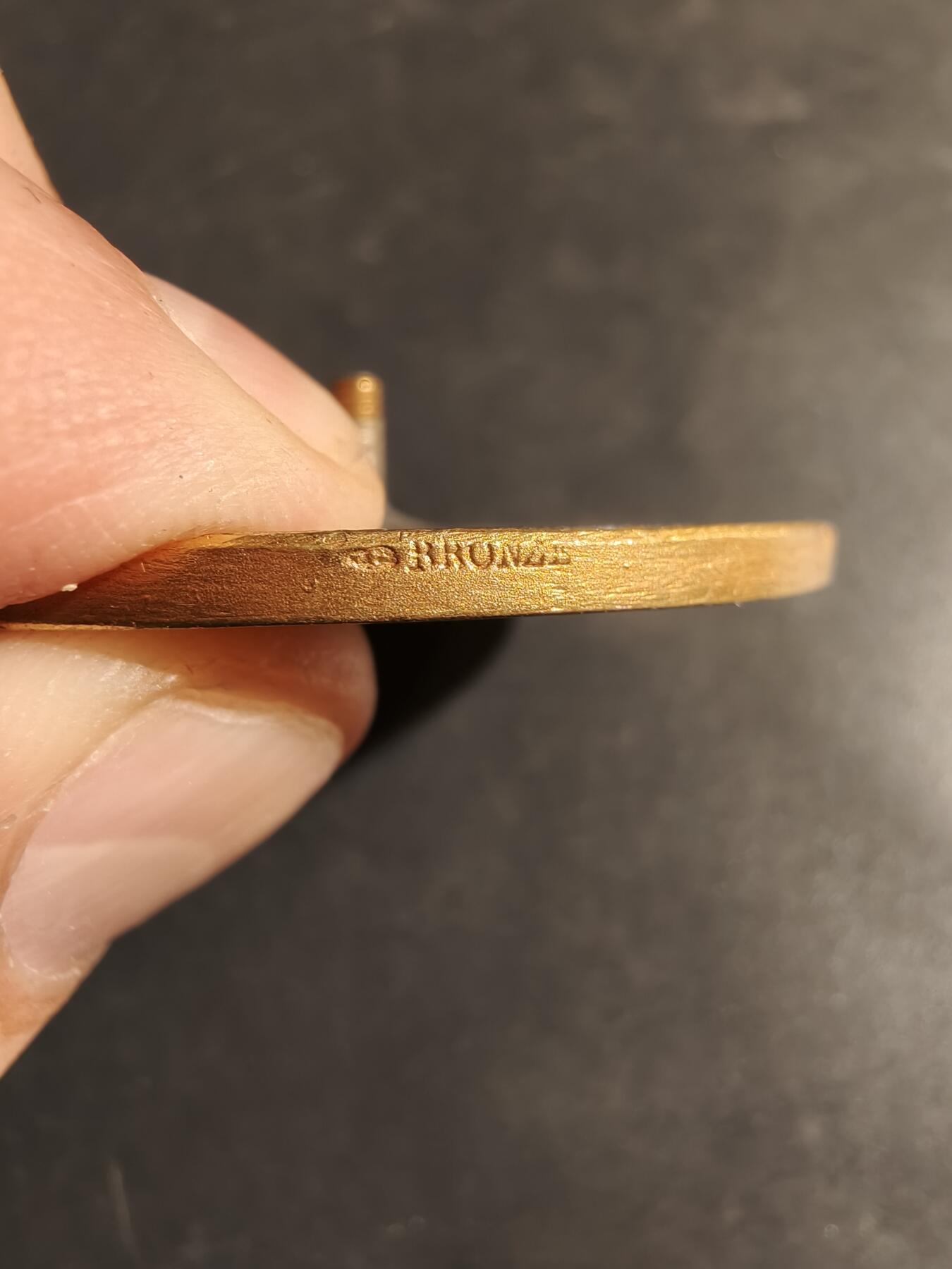 老王徽章第180期 西班牙马德里博览会镀金大铜章    单面     直径50mm     重量52.7g