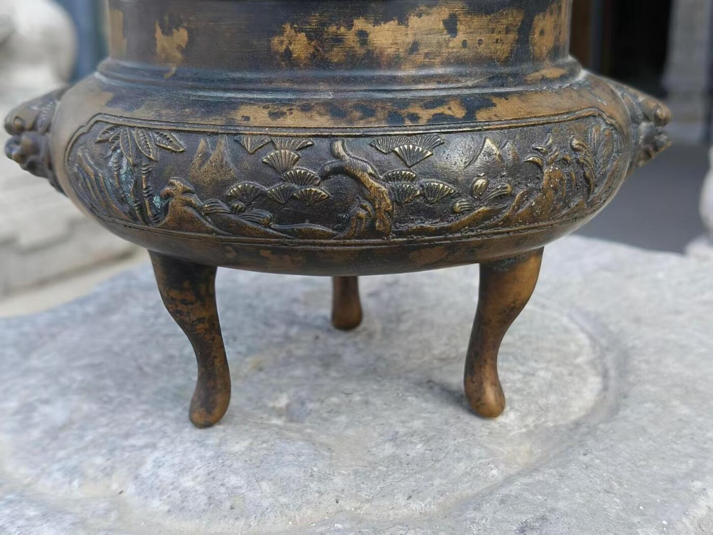 乡下拆迁淘得，清代三足兽头，松竹梅纯铜小香炉一件。包浆浑厚皮克老辣，品相一流，满工完整牢固值得拥有。 尺寸直径16口径11.5高10cm重1公斤。