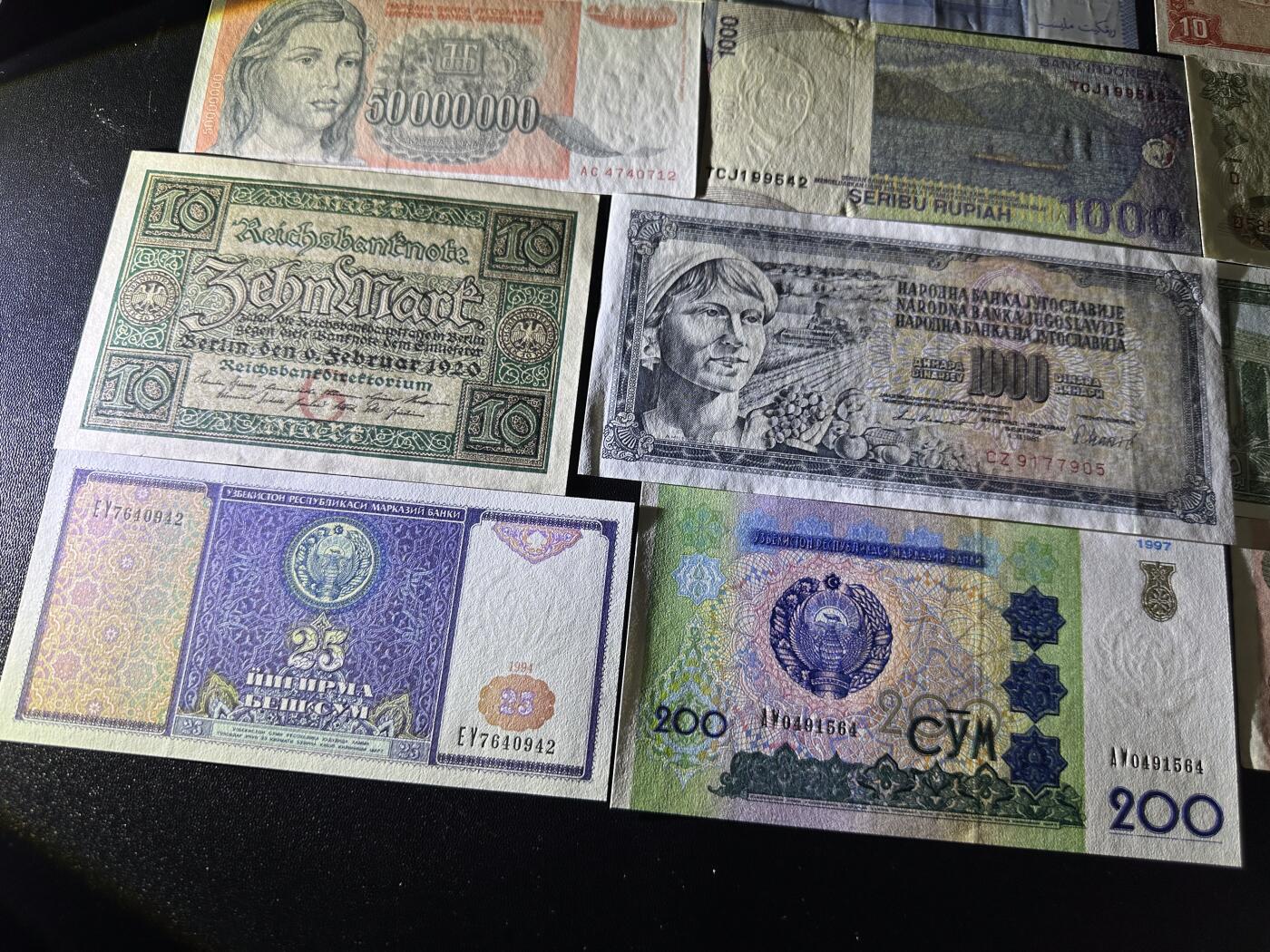 《外钞收藏家》第六百零八期（精选场）（本平台长期征集拍品、欢迎藏友们联系合作） 多个国家精美纸币15张 大部份全新 有几张非全新 +几张盖销邮票一起