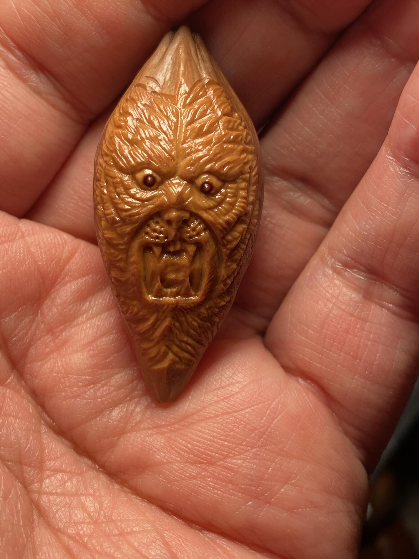 核舟记发源地苏州舟山核雕年末放漏 福利苏工核雕，纯手工雕刻，君临天下，个性十足，等待有缘人，市场无同款，尺寸2。1x4.65喜欢的来