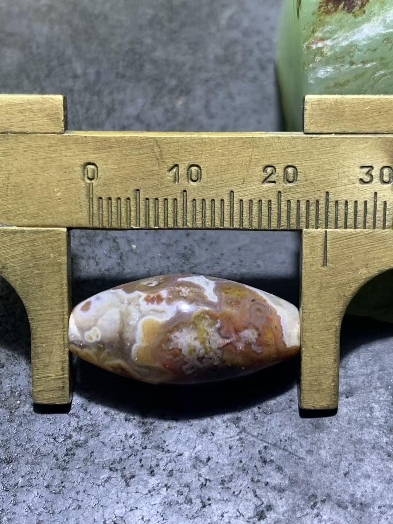 精美冰飘草花纹战国红玛瑙天珠形桶珠一个