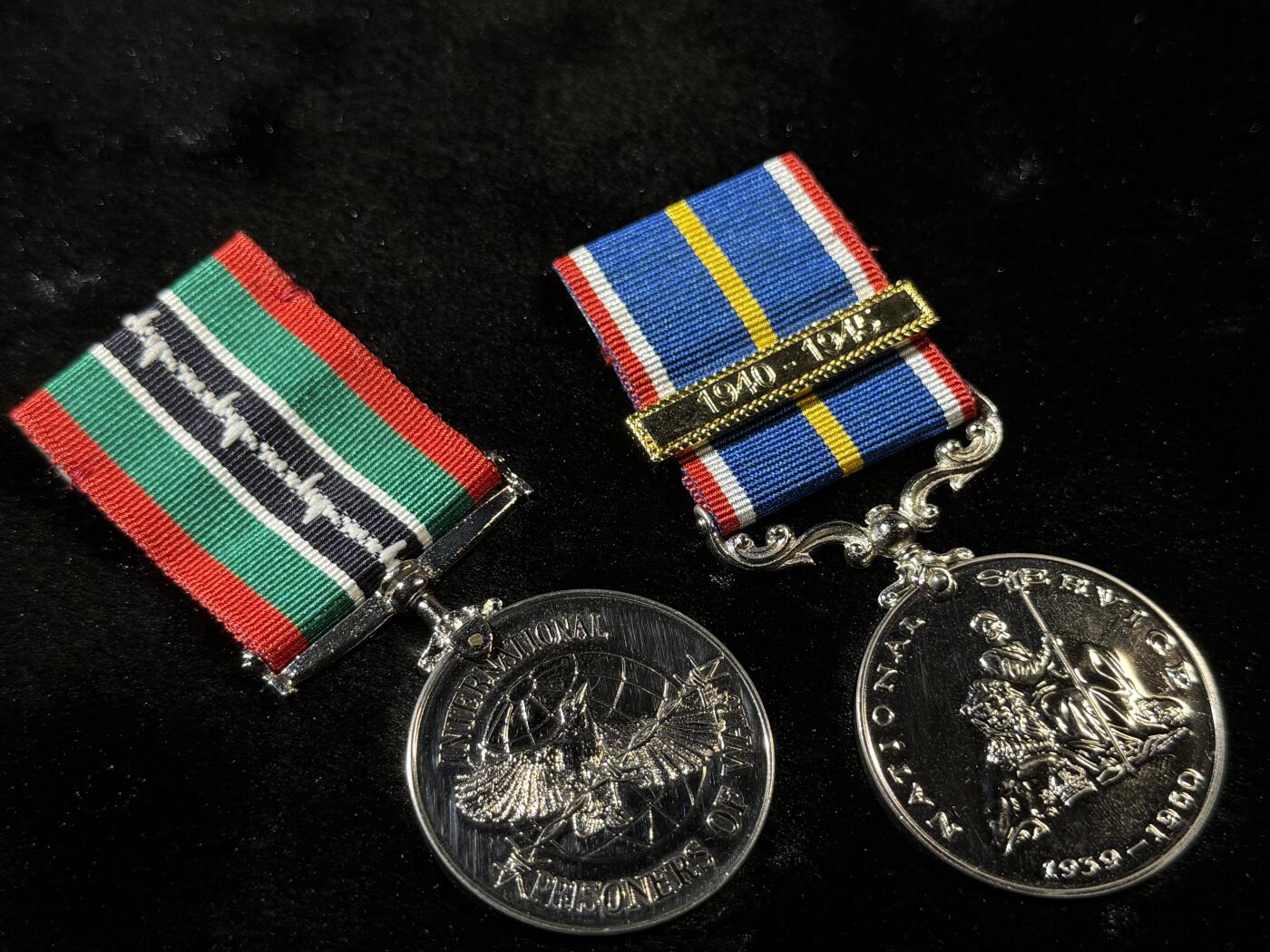 欢庆春节！戎马世界章牌大赏第111期春节大拍 英国战俘奖章套章