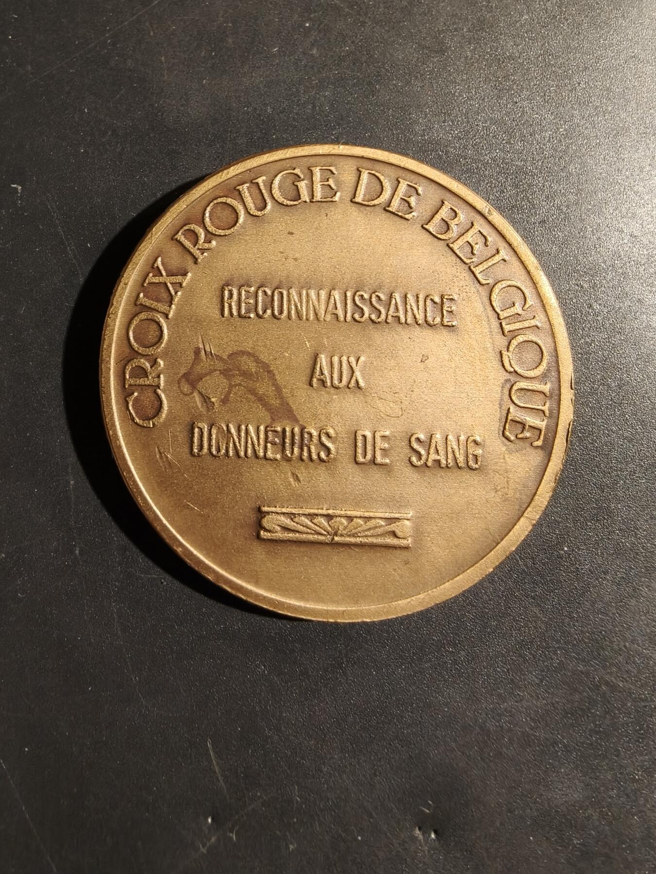 老王徽章第180期 比利时红十字会无偿献血纪念章    原盒     直径50mm     重量44.8g