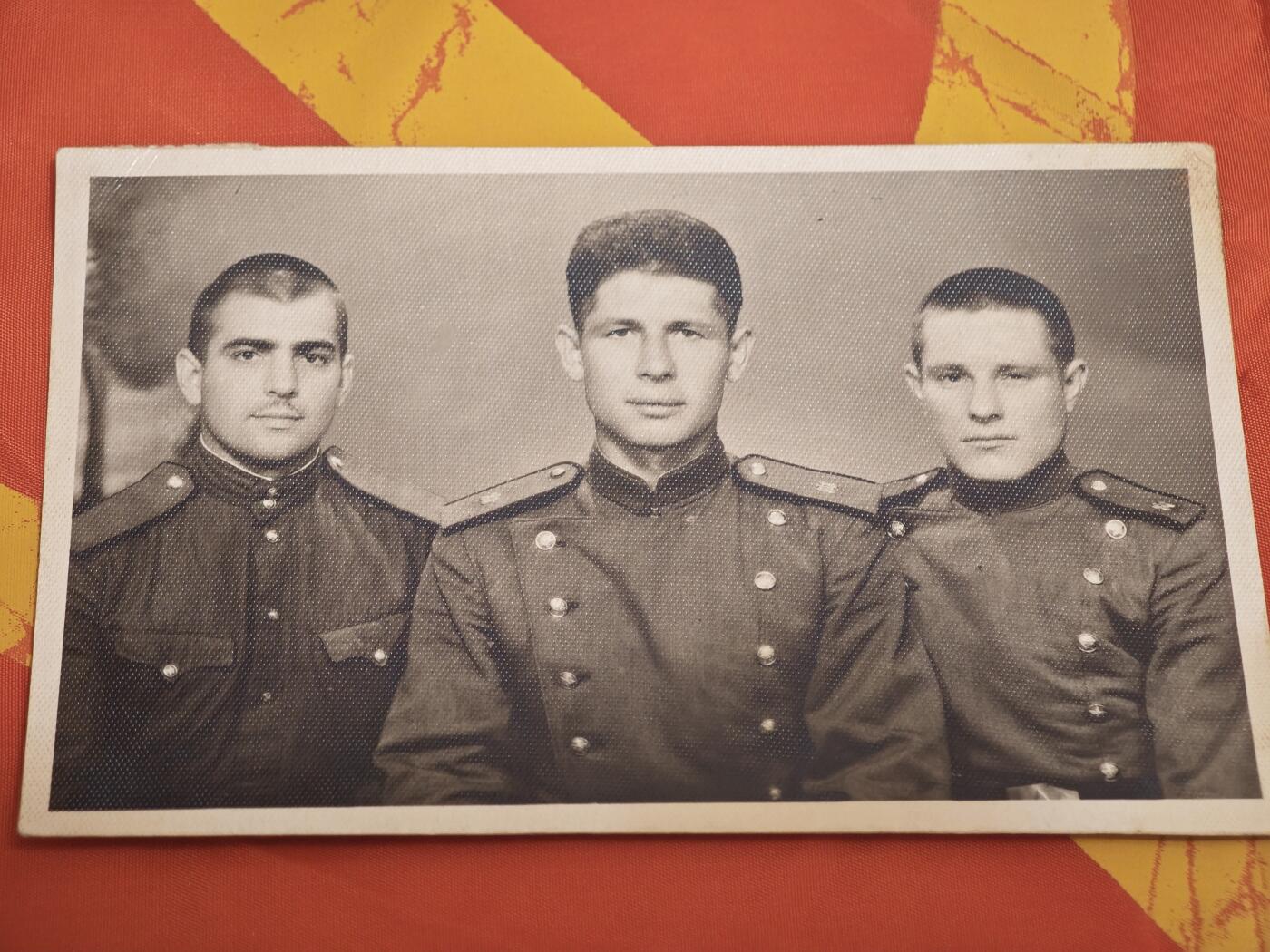 橙子收藏(照片专场)第三期 二战结束后至50年代初（约1945-1955年）拍摄的苏军军官合影照，属于战后苏军重建与冷战初起阶段的影像遗存。