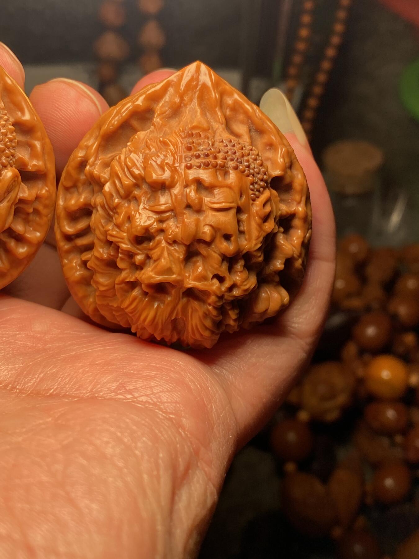 核舟记发源地苏州舟山核雕年末放漏 福利苏工核雕，纯手工雕刻,核桃一念之间，个性十足，等待有缘人，市场无同款，尺寸4。6喜欢的来