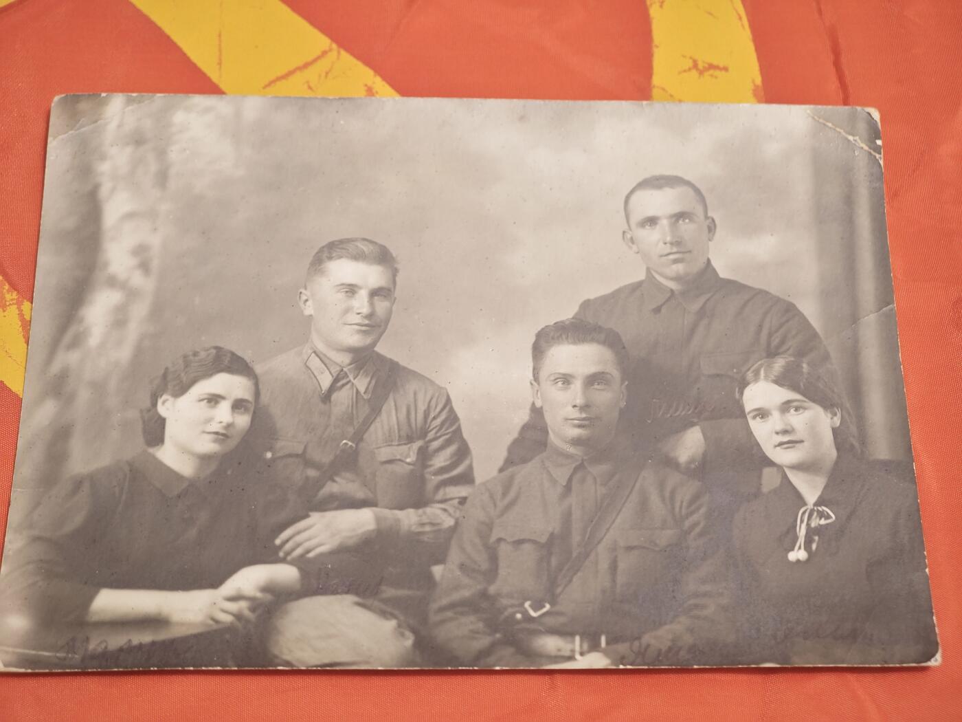 橙子收藏(照片专场)第三期 1941年10月拍摄于沃罗涅日的苏军军人与亲友合影照，属于卫国战争爆发初期的战时影像遗存。(1942年惨烈的沃罗涅日战役，这是否是他们最后的合照)