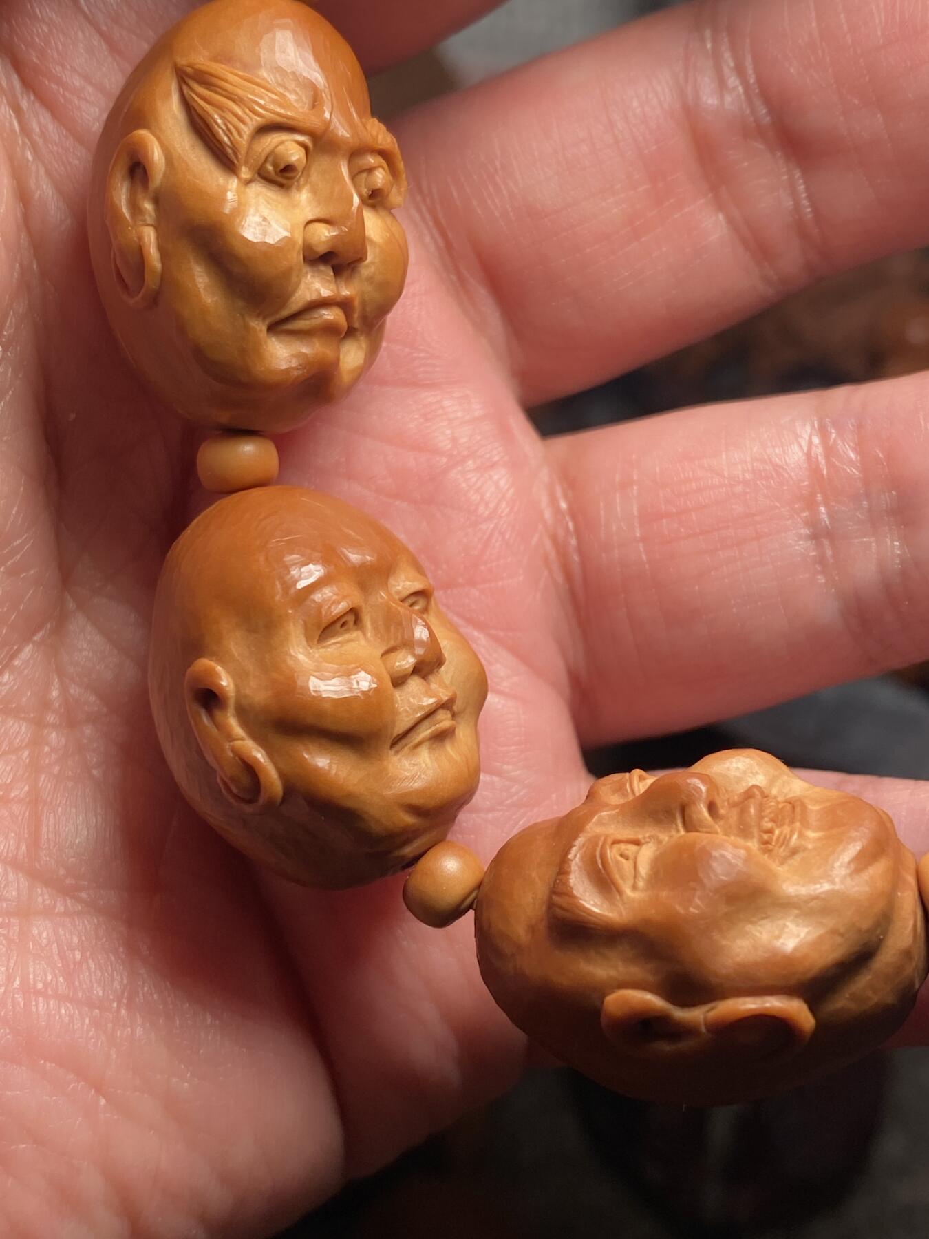 核舟记发源地苏州舟山核雕年末放漏 福利苏工核雕，纯手工雕刻,七星罗汉，个性十足，等待有缘人，市场无同款，尺寸2。15x2.6喜欢的来