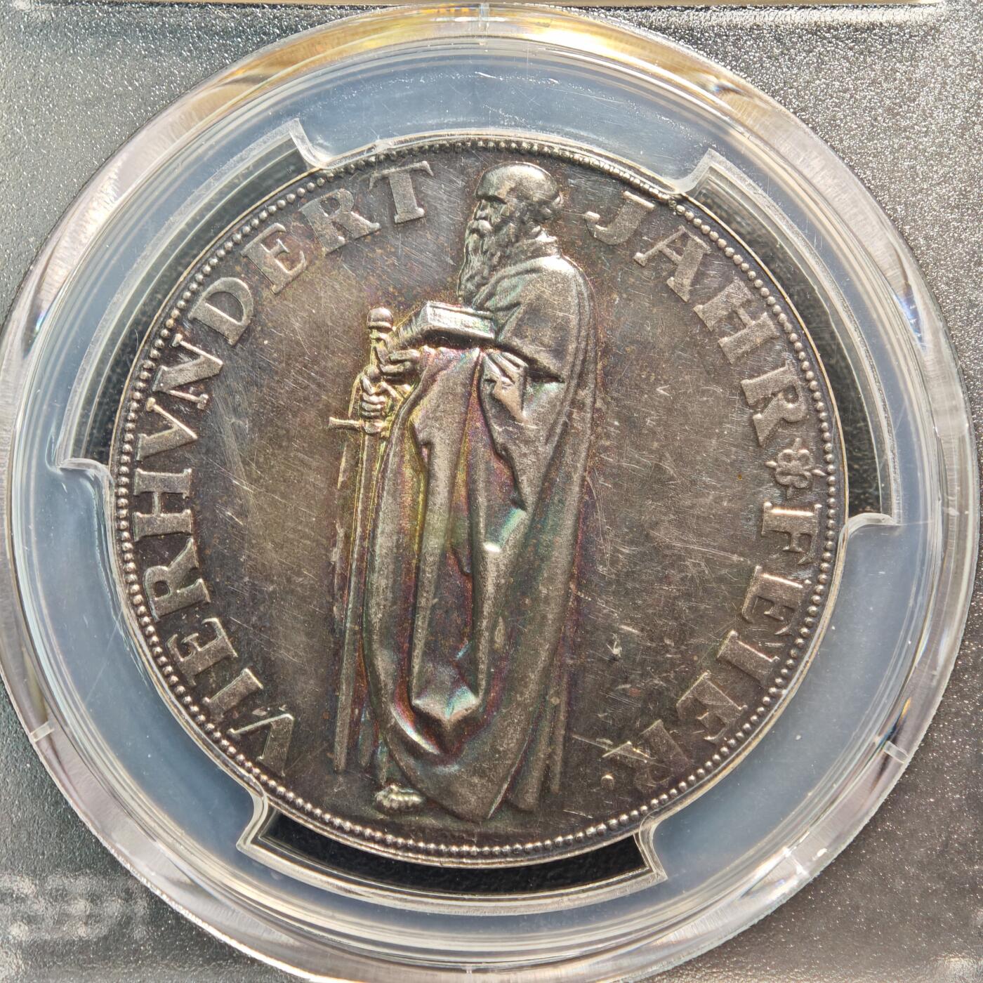 【德藏】世界币章拍卖第164期（拍品征集中~欢迎藏友联系） 1928年 德国魏玛纪念画家阿尔布雷希特·丢勒逝世400周年精制银章 PCGS UNC 正面是画家丢勒长发披肩的自画像，背面是身穿长袍、左手抱圣经、右手持长剑的丢勒站立像，稀少品种，五彩包浆特别吸引人