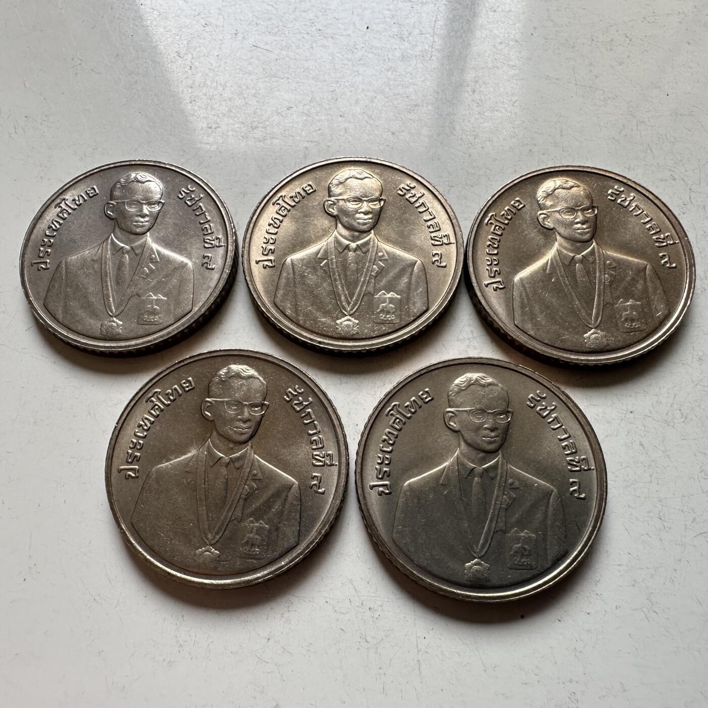 🌹外币初藏🌹🐯2026年第16场 快递将在12号停运 年前需发货的抓紧 ，年后正月十五恢复发货 1995年第18届东南亚运动会五泰铢纪念币 全新5枚组