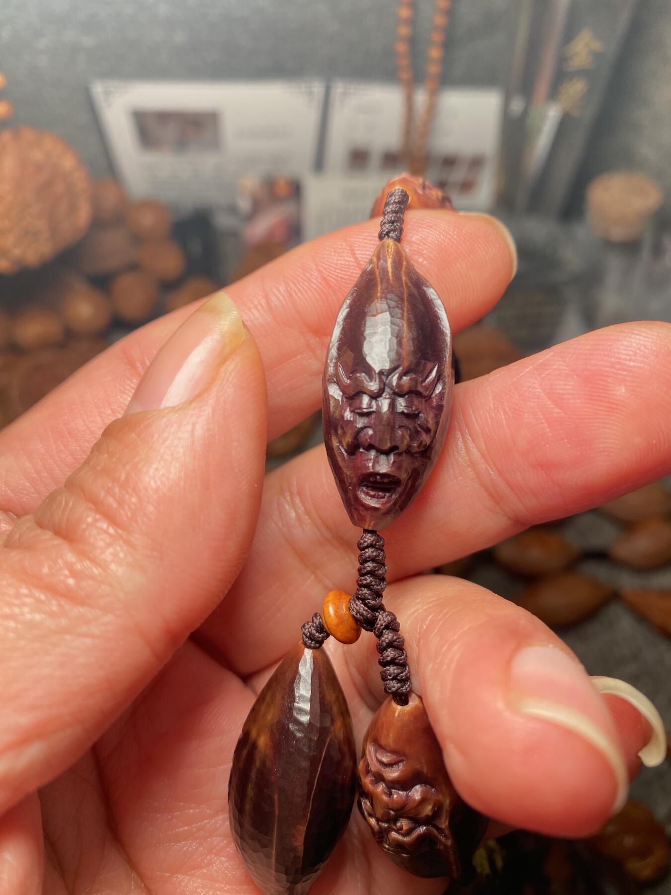 核舟记发源地苏州舟山核雕年末放漏 福利苏工核雕，纯手工雕刻王红秋老师作品，紫核大头十八罗汉，个性十足，等待有缘人，市场无同款，尺寸1。5x3.35喜欢的来