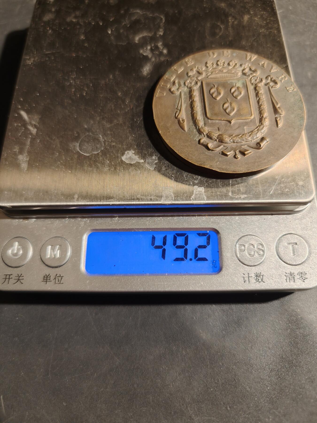 老王徽章第180期 比利时市瓦弗市大铜章     背面为瓦弗市政厅     直径50mm    重量49.2g