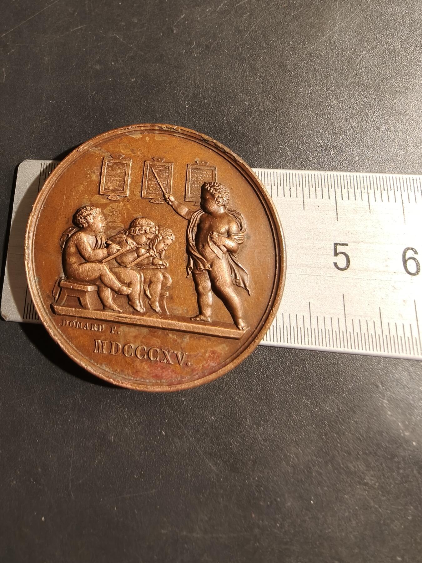 老王徽章第180期 法国基础教育委员会大铜章    教育小天使    亨利杜布瓦作品     直径41mm     重量32.9g