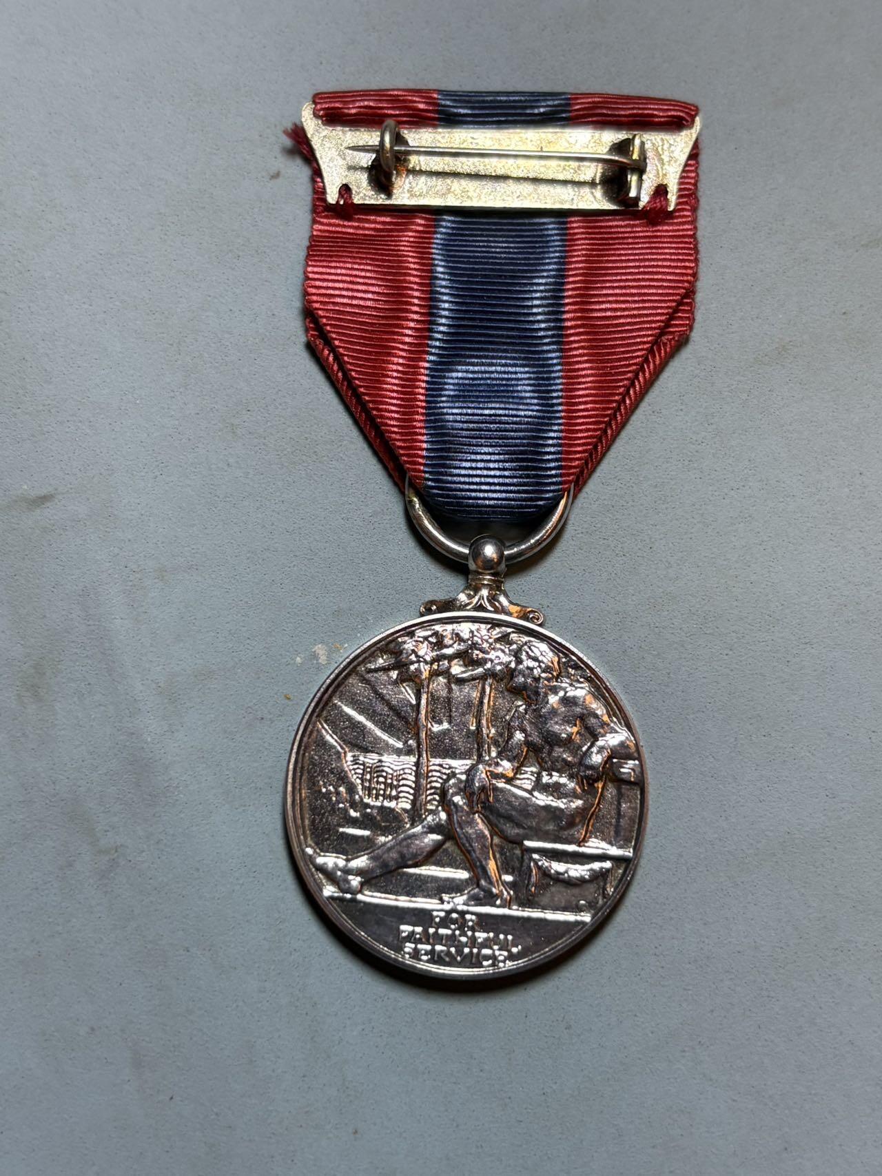 盛世勋华——号角文化勋章邮票专场拍卖第304期 英国帝国服务奖章 银制带原盒 重30克，银价600+