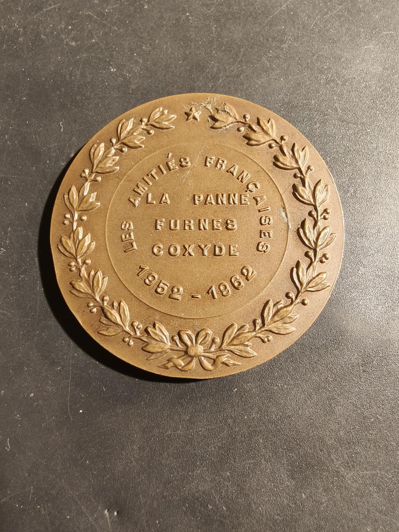 老王徽章第180期 比利时-法国友谊大铜章     原盒     直径50mm     重量51.4g