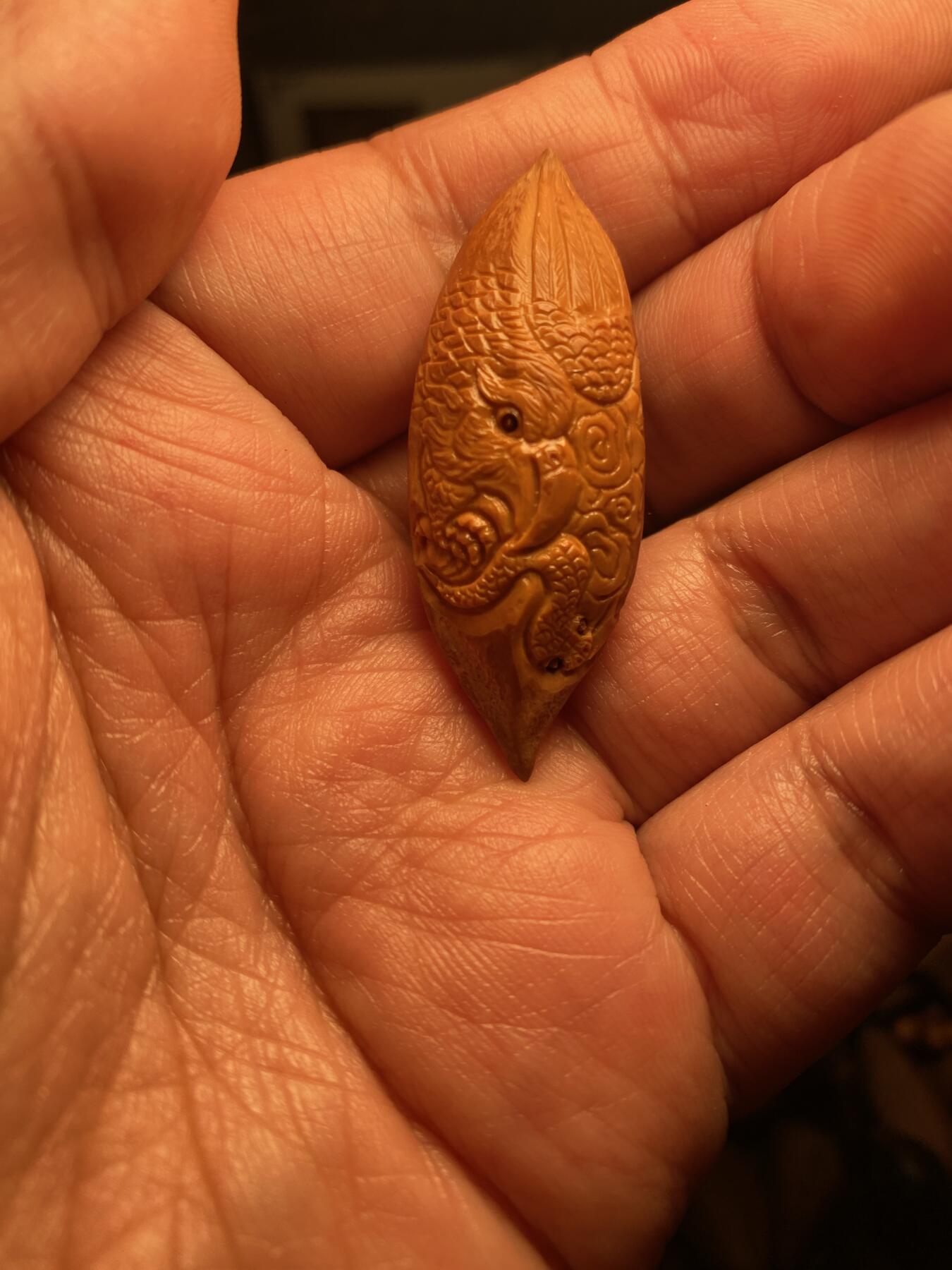 核舟记发源地苏州舟山核雕年末放漏 福利苏工核雕，纯手工雕刻二花雄鹰，个性十足，等待有缘人，市场无同款，尺寸1。75x4.75喜欢的来