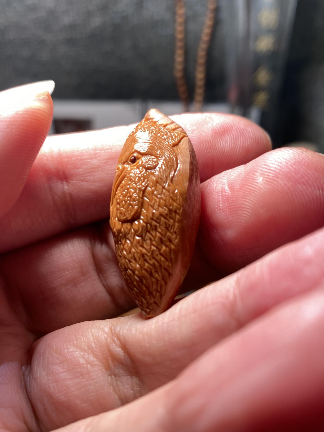 核舟记发源地苏州舟山核雕年末放漏 福利苏工核雕，纯手工雕刻,二花鸿运当头，大吉大利个性十足，等待有缘人，市场无同款，尺寸1。78x4。2喜欢的来