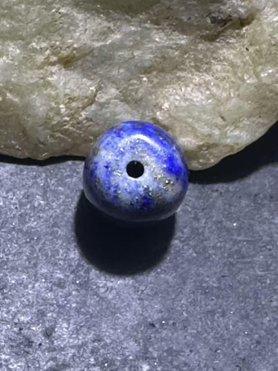 阿富汗老矿青金石随形小桶珠一颗，