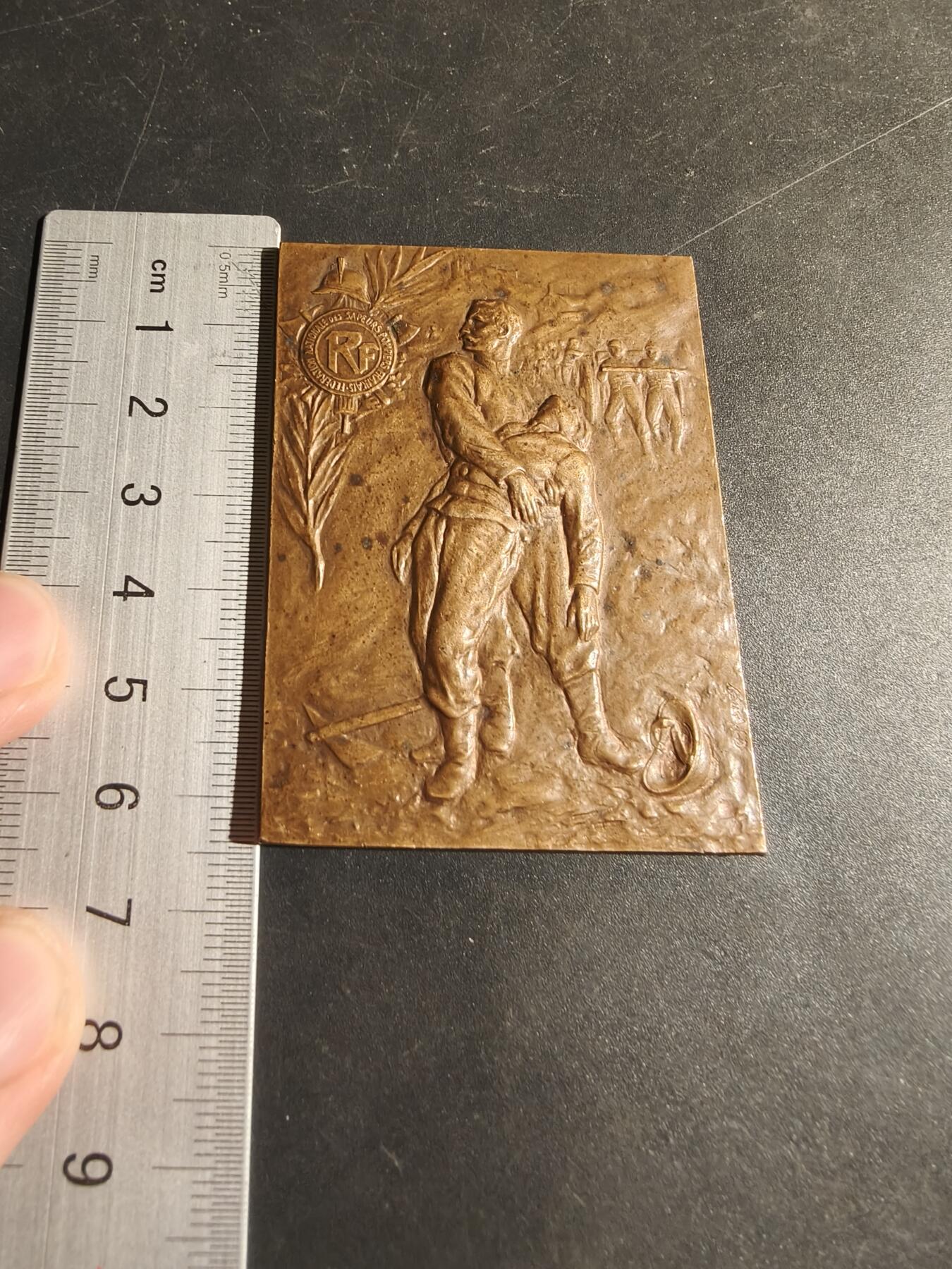 老王徽章第180期 法国牺牲的消防员方形大铜章     G.Marey作品    尺寸46×64mm     重量78.1g