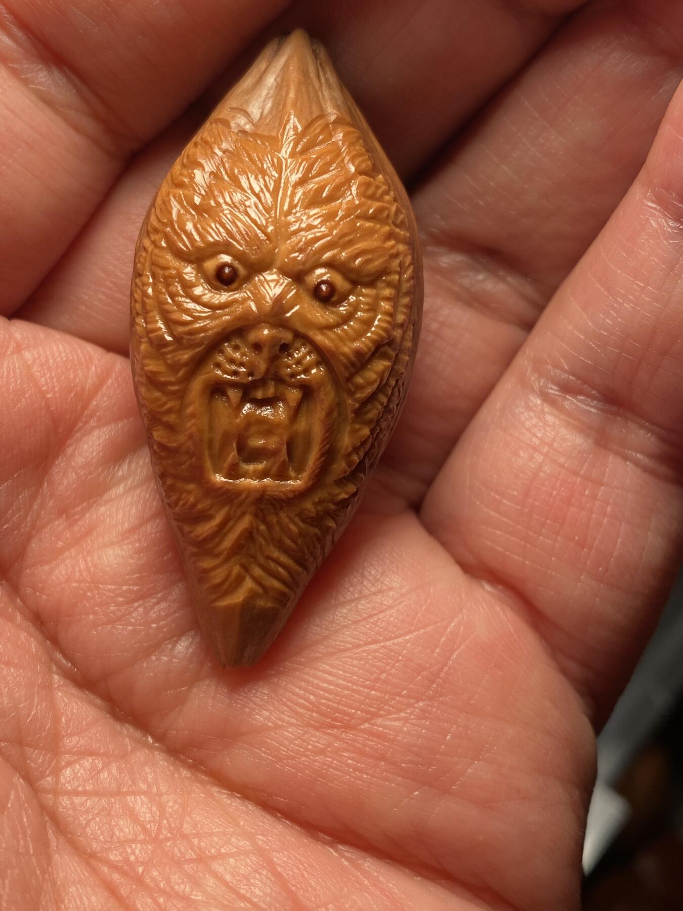 核舟记发源地苏州舟山核雕年末放漏 福利苏工核雕，纯手工雕刻，君临天下，个性十足，等待有缘人，市场无同款，尺寸2。1x4.65喜欢的来