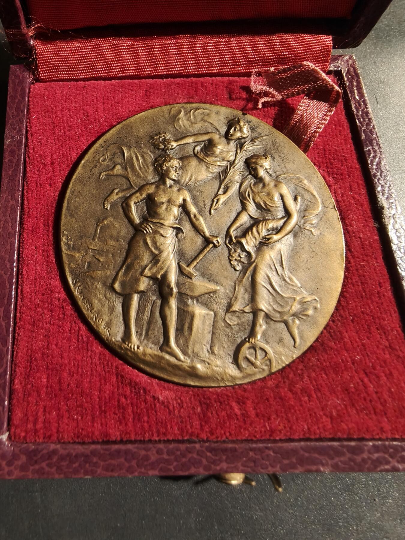 老王徽章第180期 法国国家建筑材料与采石产品行业联盟大铜章   原盒     直径50mm    重量61.4g