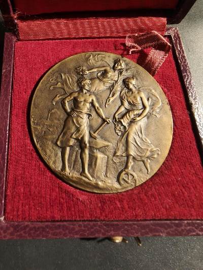 老王徽章第180期 - 法国国家建筑材料与采石产品行业联盟大铜章   原盒     直径50mm    重量61.4g