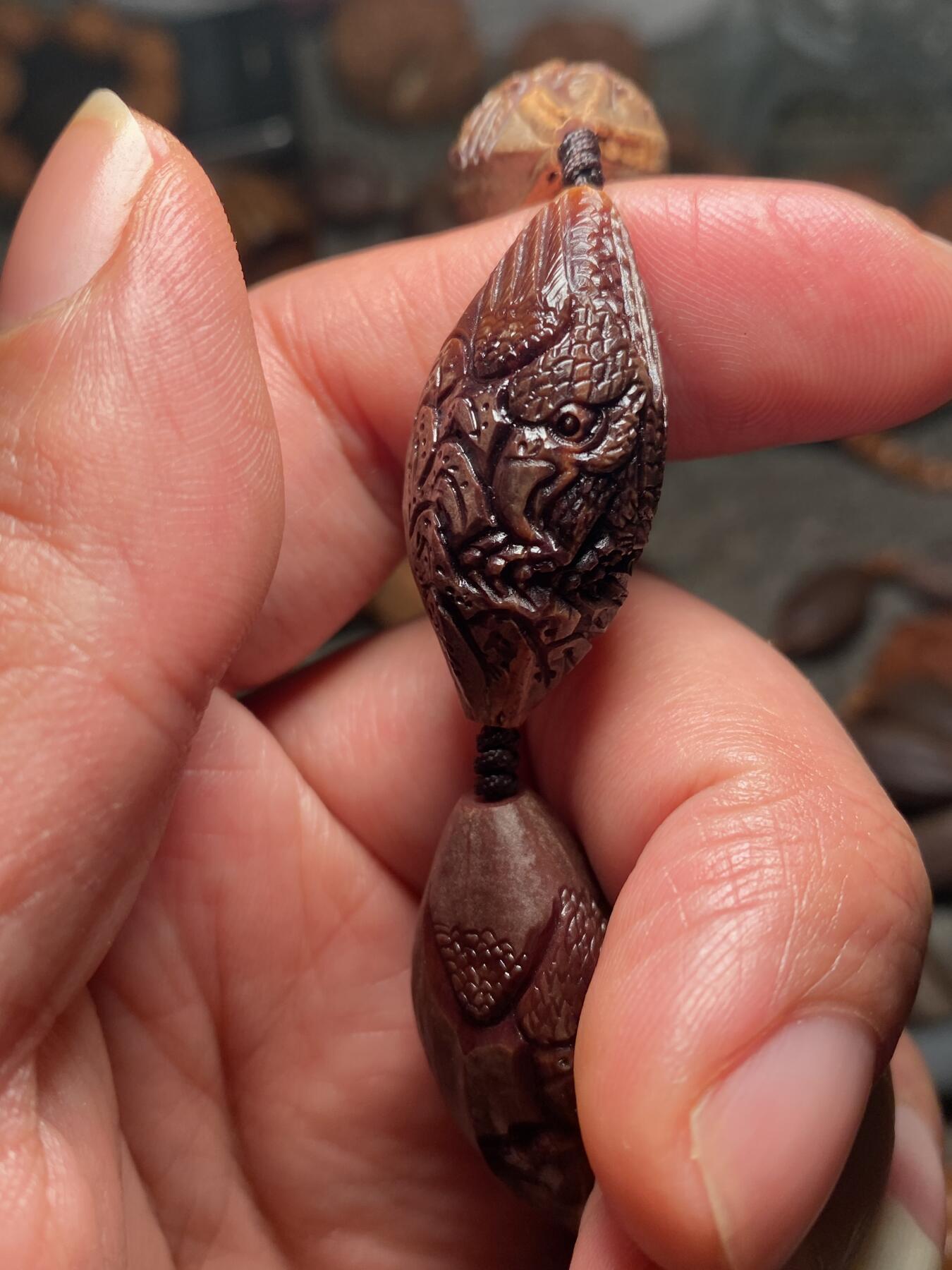 核舟记发源地苏州舟山核雕年末放漏 福利苏工核雕，纯手工雕刻王红秋老师作品，紫核大展鸿图手串，个性十足，等待有缘人，市场无同款，尺寸1。65x3.45喜欢的来