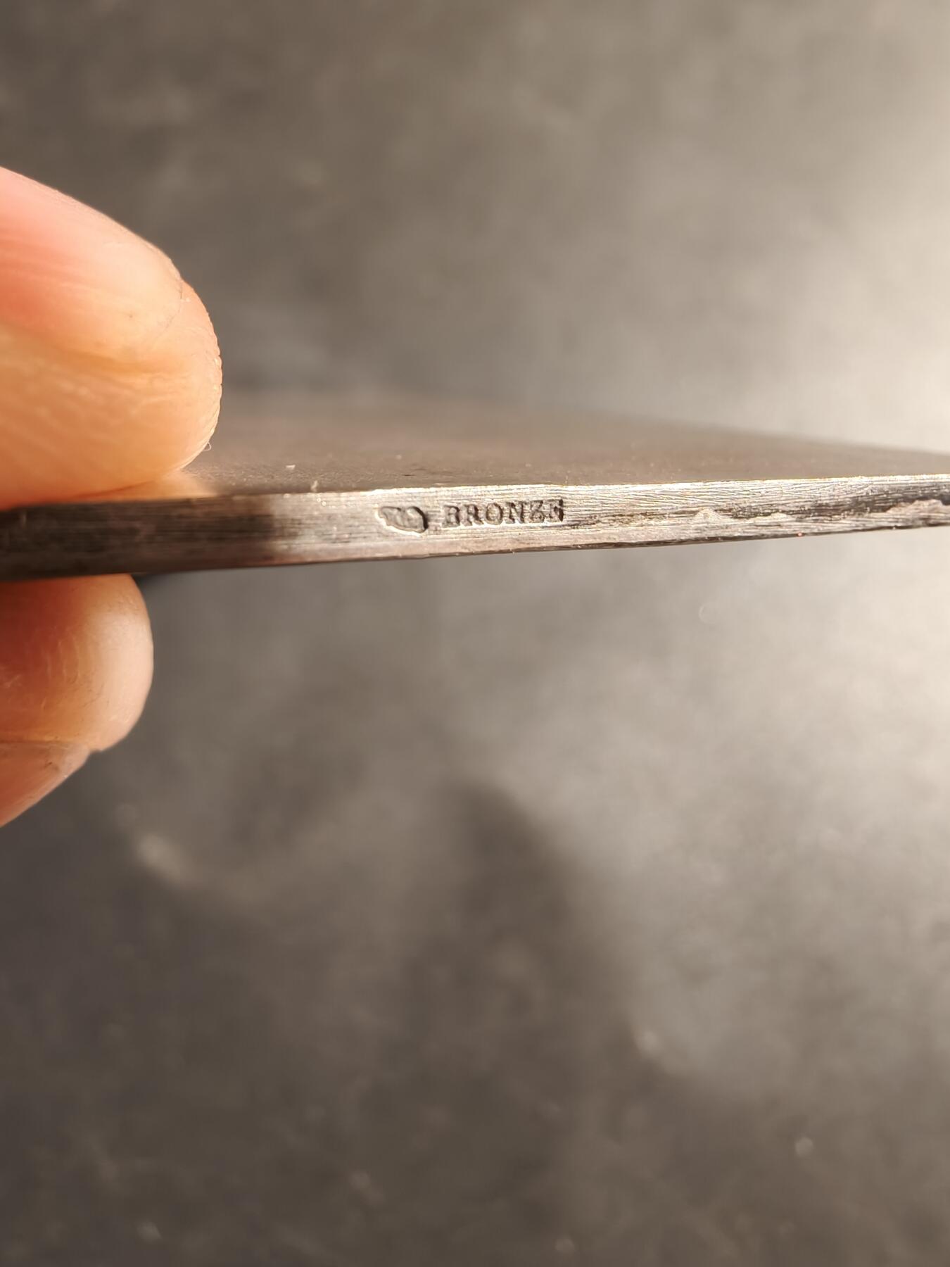 老王徽章第180期 法国窗台花卉竞赛方形镀银大铜章     带盒子    尺寸46×64mm    重量67.3g     G.Marey作品