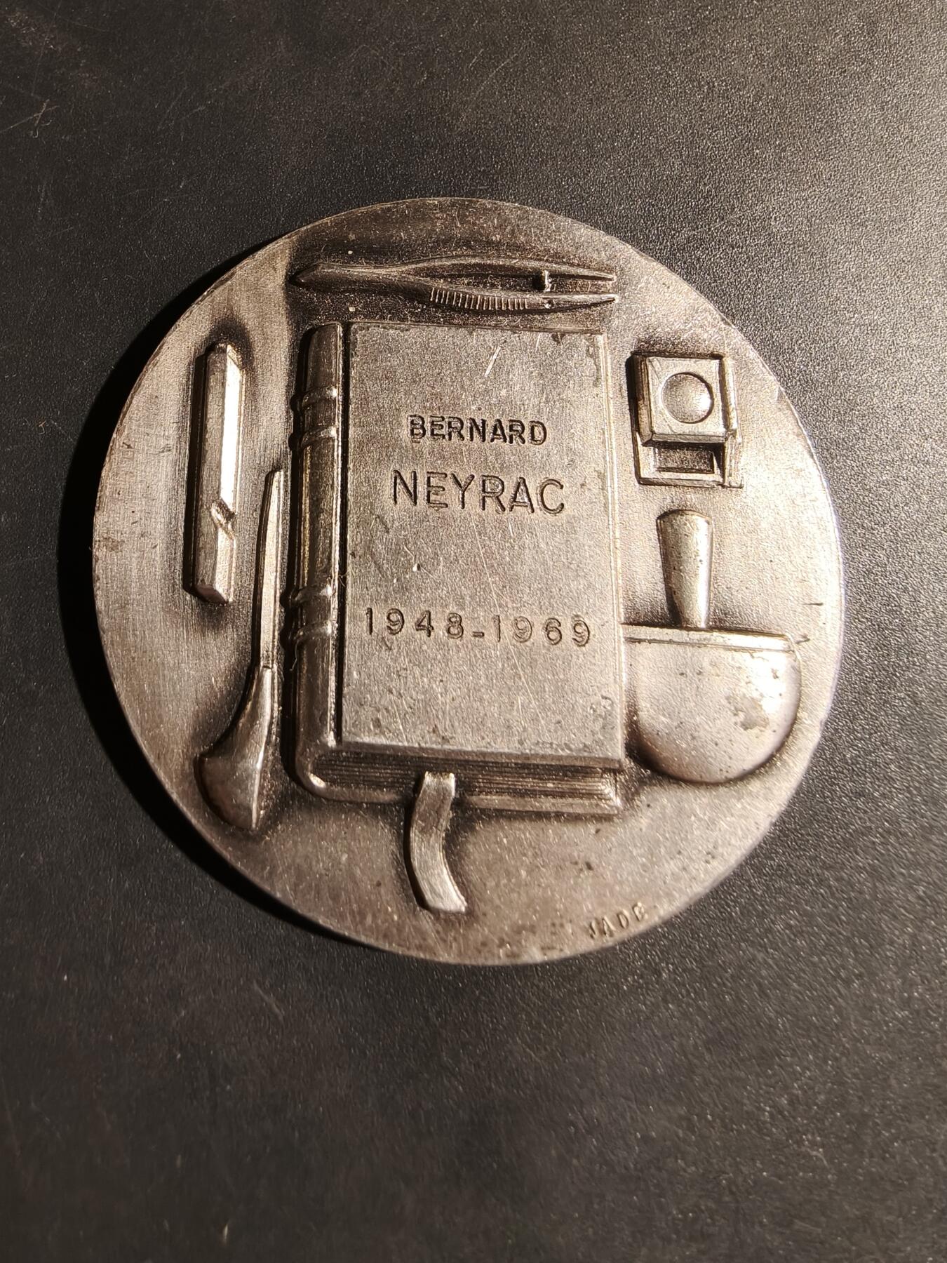 老王徽章第180期 法国图书业工业协会镀银大铜章     直径50mm    重量53.8g