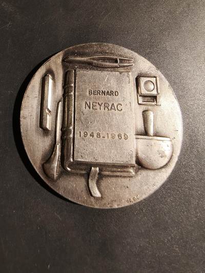 老王徽章第180期 - 法国图书业工业协会镀银大铜章     直径50mm    重量53.8g