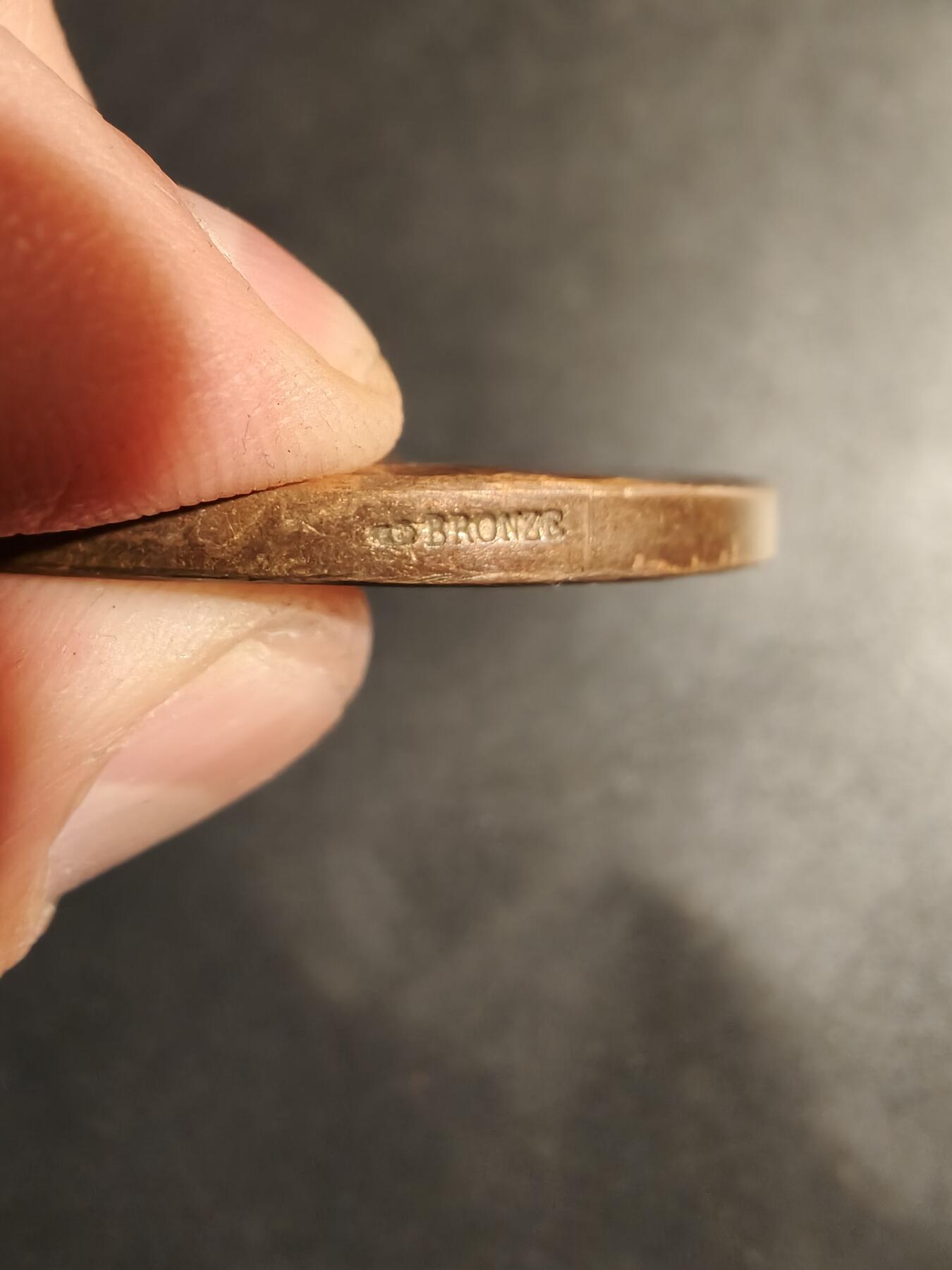 老王徽章第180期 法国巴黎1889博览会大铜章    大师Danniel Dupuis作品     原盒     直径64mm     重量100.8g     直径