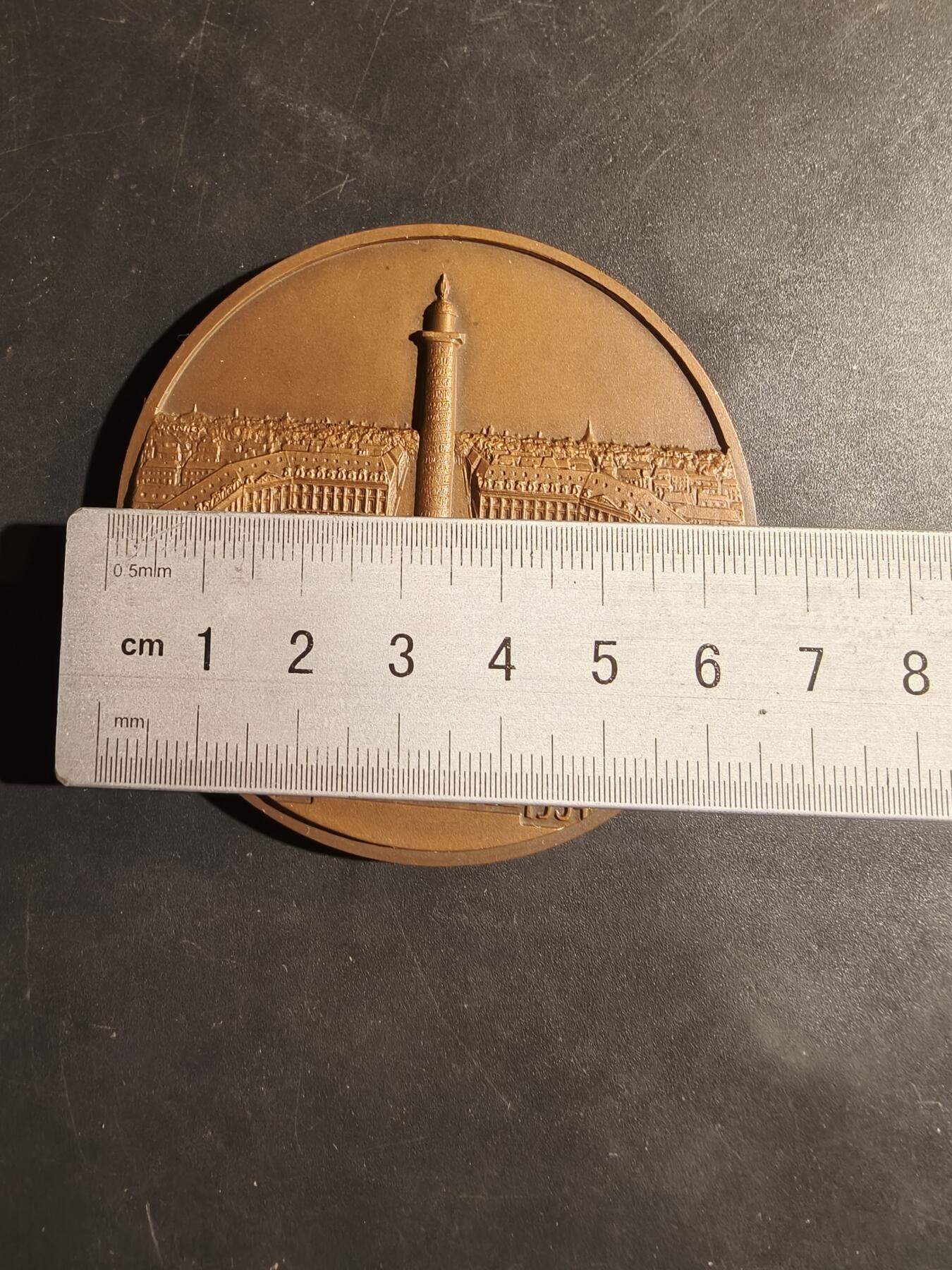 老王徽章第180期 法国联合保险公司成立125周年大铜章     正面为巴黎协和广场卢克索方尖碑      直径66mm      重量146.4g