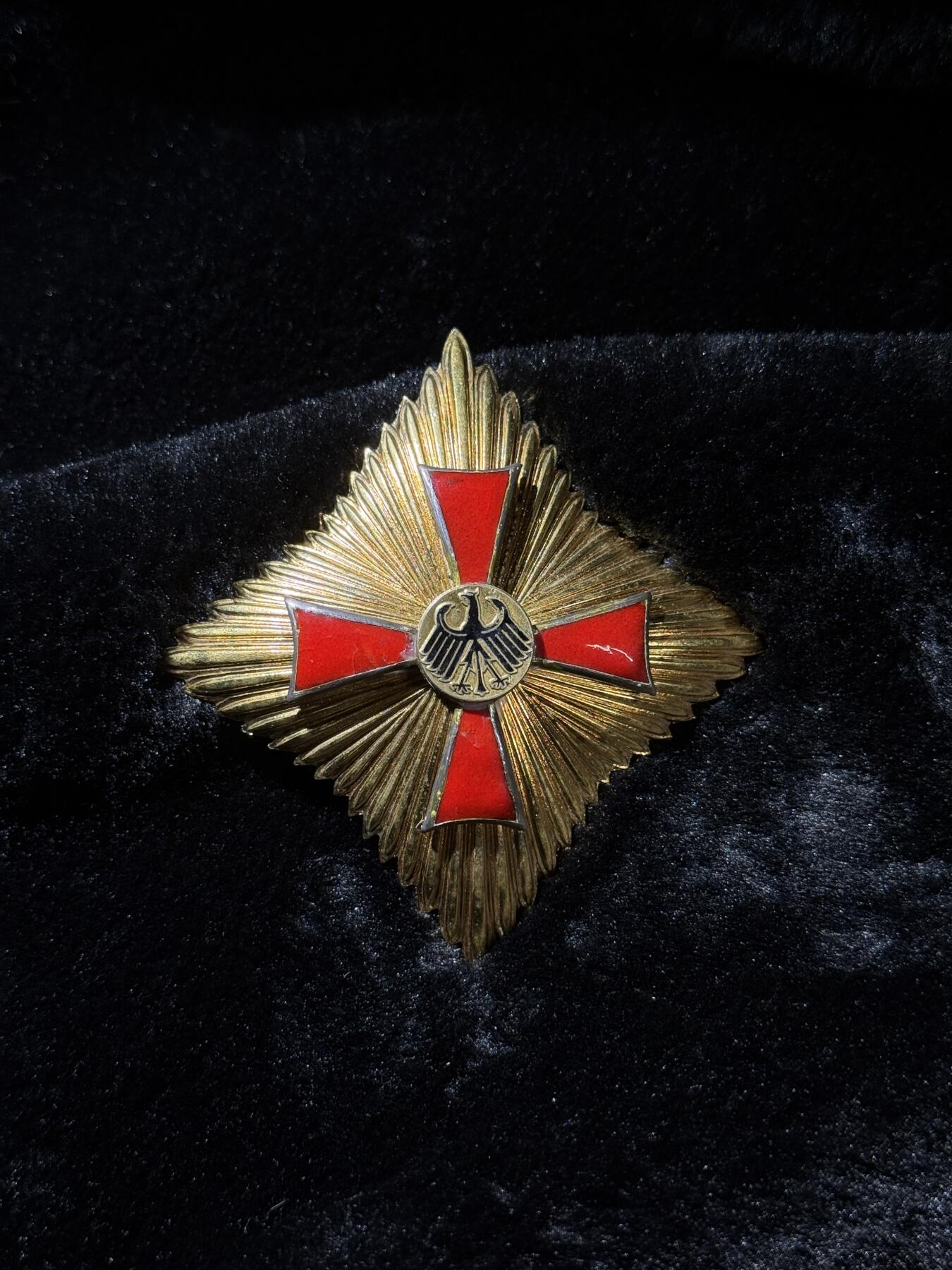 欢庆春节！戎马世界章牌大赏第111期春节大拍 德国联邦十字勋章，大军官级星芒章，银制，SL厂中期版本，珐琅有损